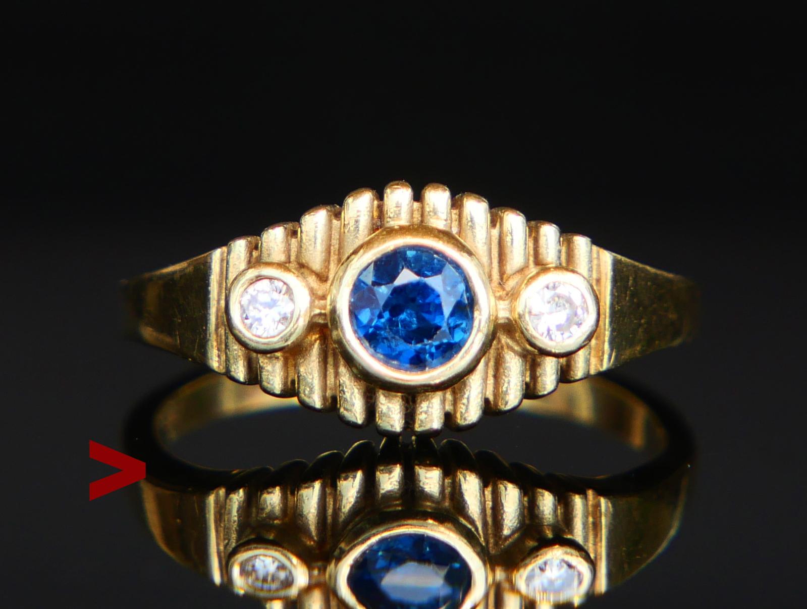 Bague d'époque Art - Déco à trois pierres, saphir et diamants, faite à la main en Allemagne, vers les années 1930. Ce design/One avec sécurité  est parfaite pour une utilisation quotidienne/permanente.

 Poinçonné 585, l'or a une teinte verdâtre.