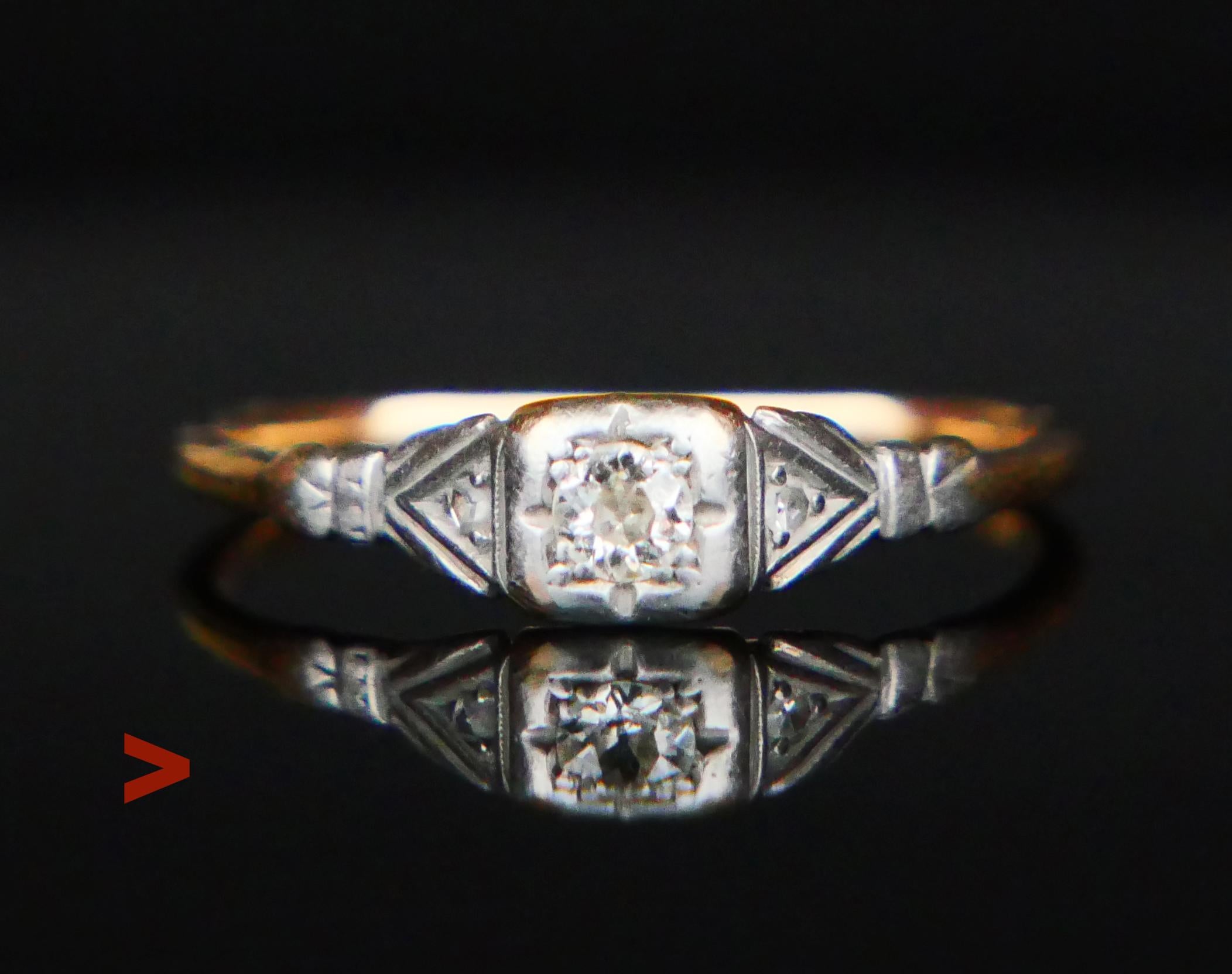 Anillo alemán antiguo con un elegante marco en oro amarillo y blanco macizo de 14 quilates  decorada con 3 diamantes naturales, hecha a mano entre 1920 y 1930.

La corona mide 15 mm de largo x 5 mm en su parte más ancha. El mayor Diamante central de