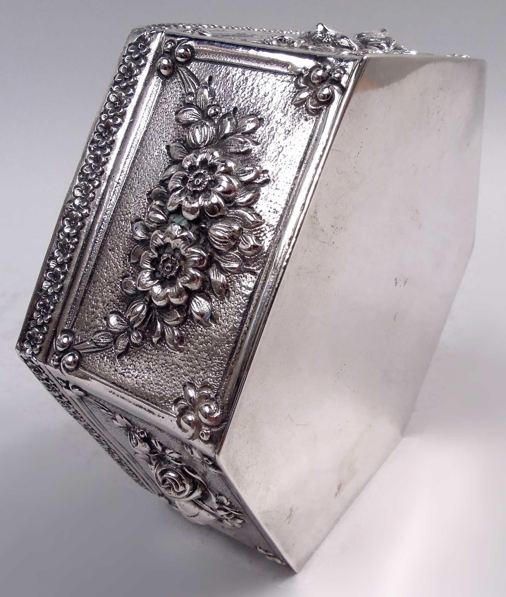 Allemand Ancienne boîte à bijoux allemande Rococo Flowers & Frolics Silver en vente