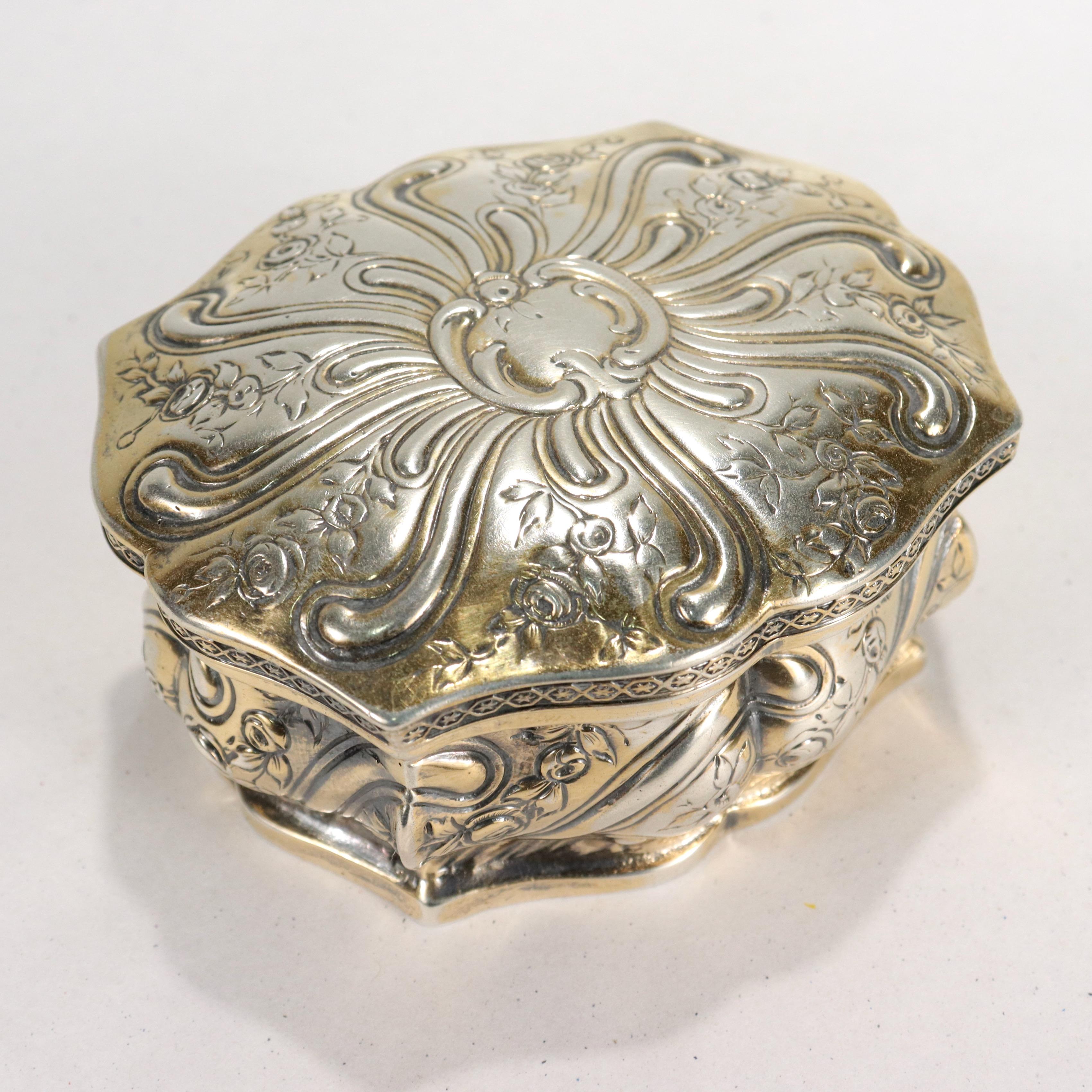 A fine antique German gilt solid silver hinged dresser or snuff box.

With a shaped body & conforming lid and overall repousse decoration.

Marked to the base with pseudo-Hanau German hallmarks for Gebrüder Dingeldein.

Simply a wonderful ornate