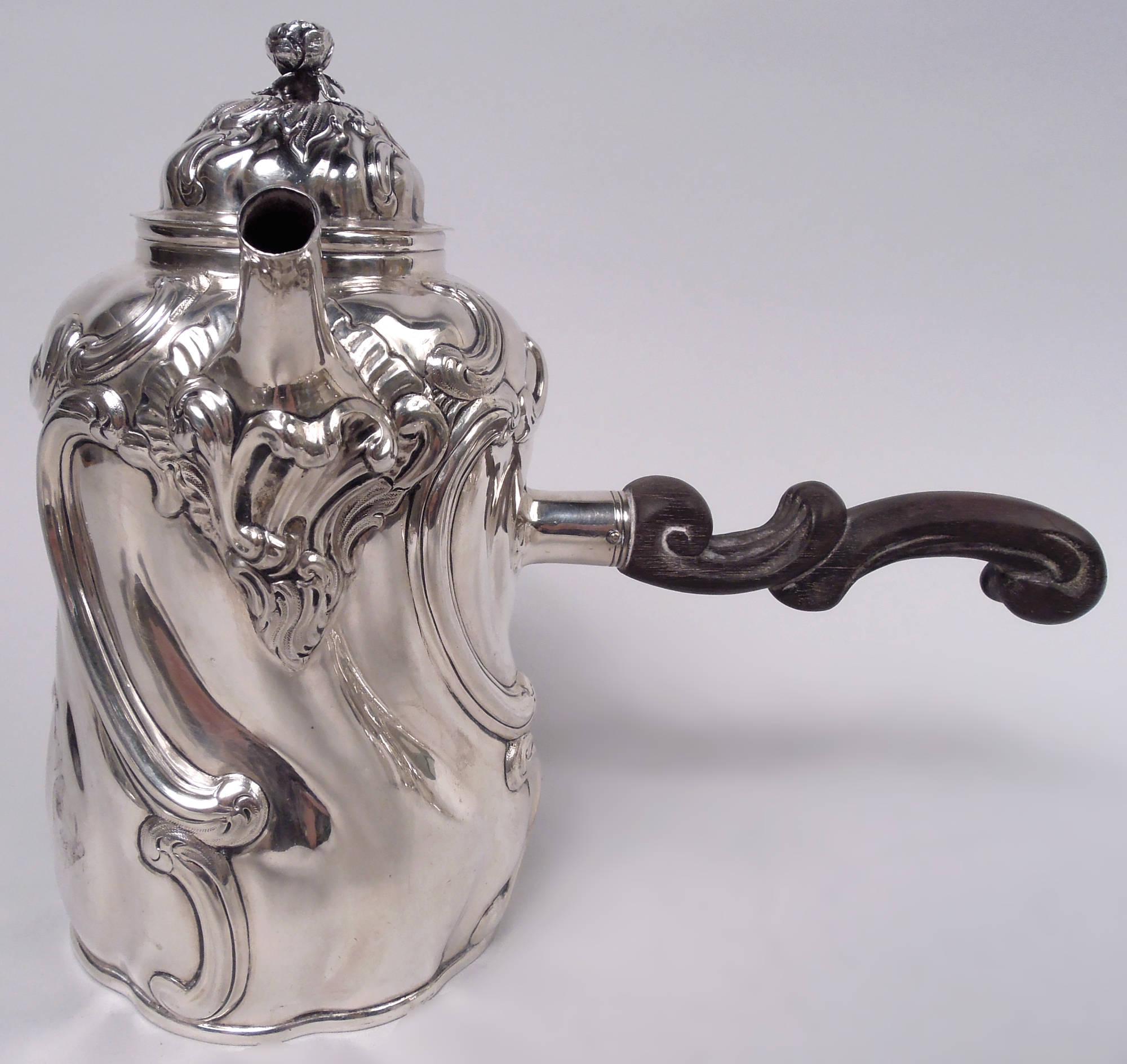 Juego de café y té de plata alemana Rococó 800, ca 1920. Este juego consta de 5 piezas: Cafetera, tetera, lechera, cremera y azucarera. Estrías retorcidas y volutas de hojas en relieve. Tapas abatibles y abovedadas con remates en forma de capullo de