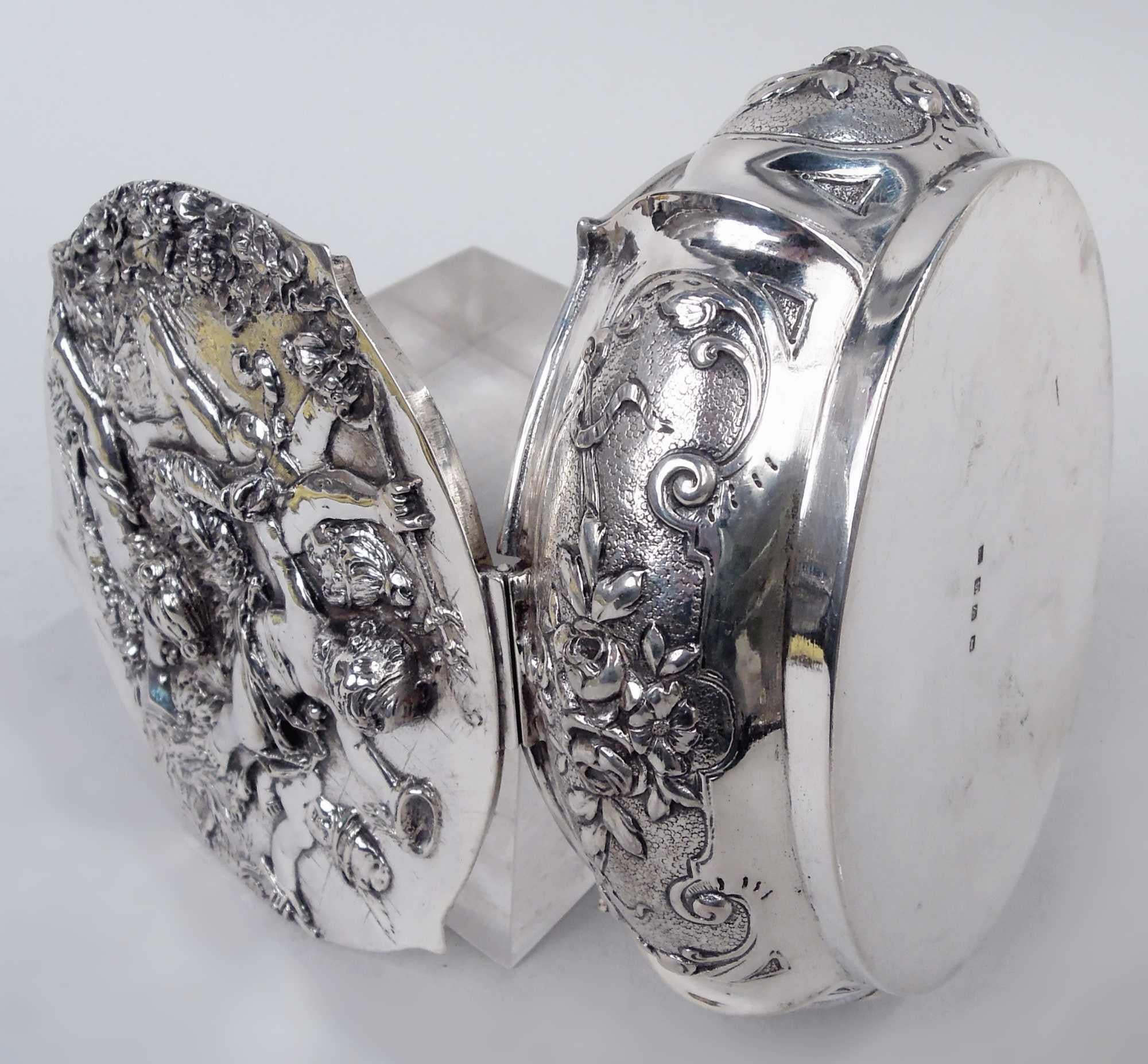 Doré Ancienne boîte à bibelots en argent rococo allemand avec des chérubins enjoués en vente