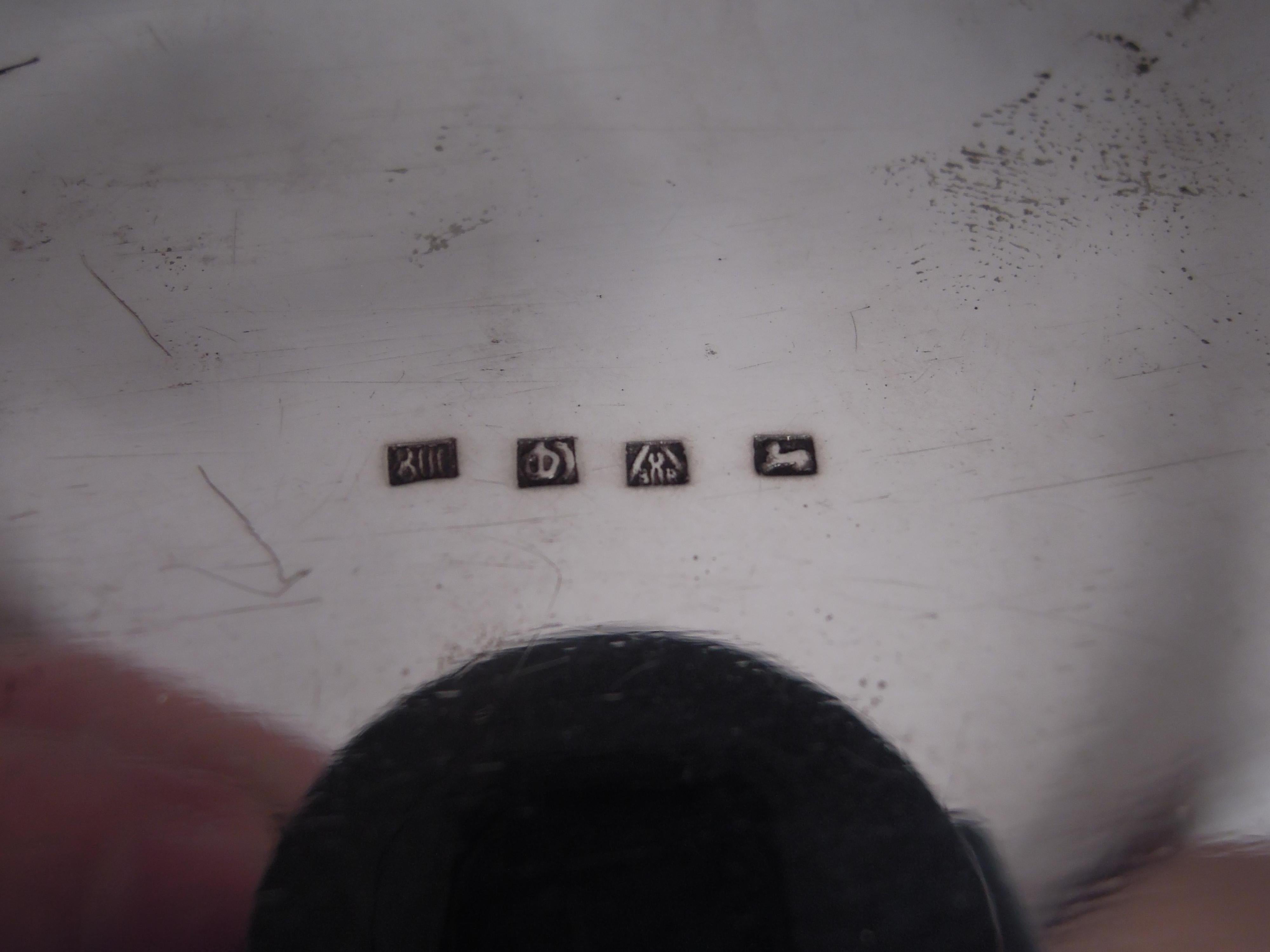 Ancienne boîte à bibelots en argent rococo allemand avec des chérubins enjoués Bon état - En vente à New York, NY