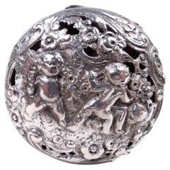 Ancienne petite boîte en argent de style rococo allemand