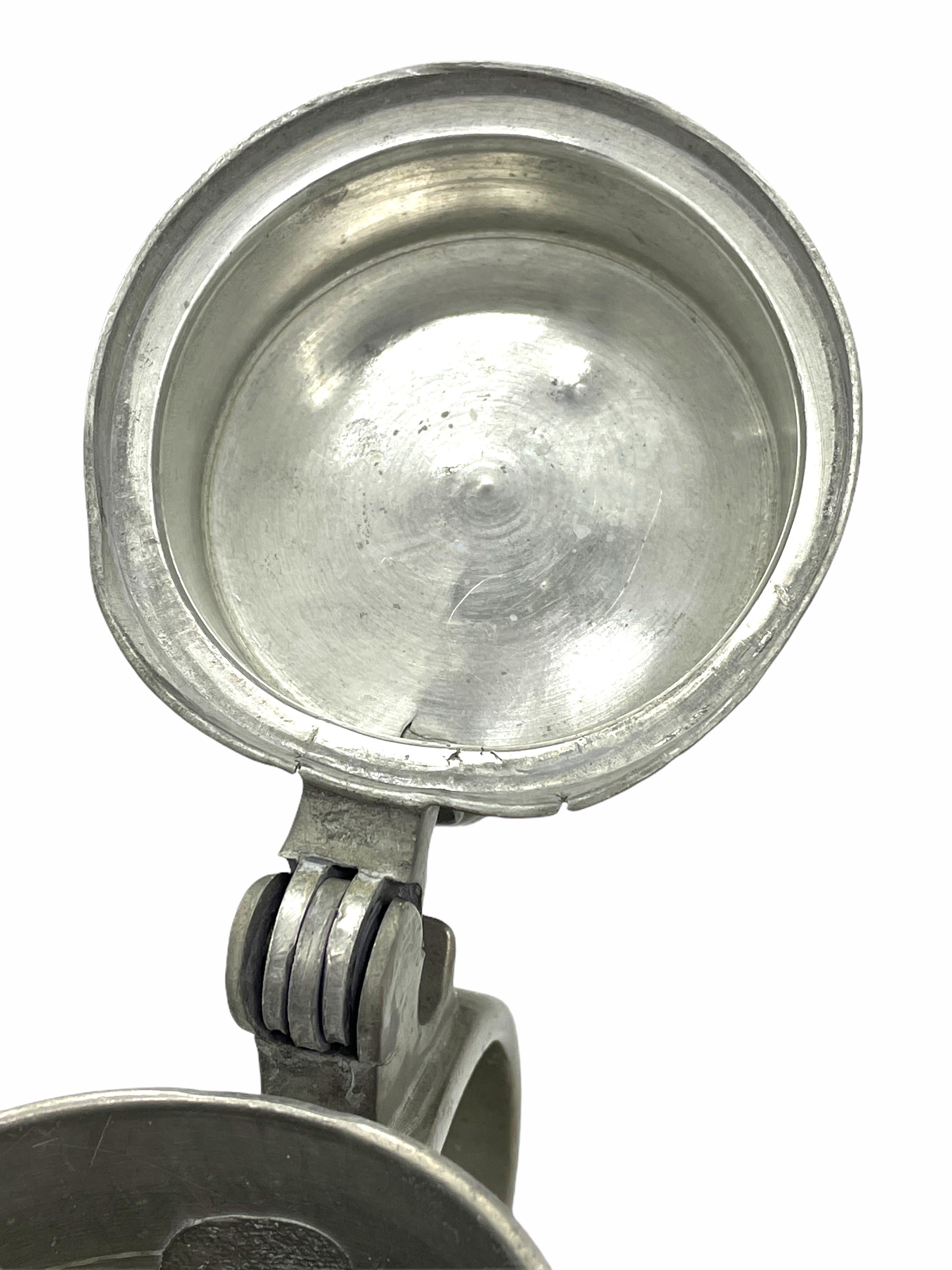 Artisanat Pichet à bière allemand ancien en étain à couvercle en forme de rouleau, monogramme FH, 1819