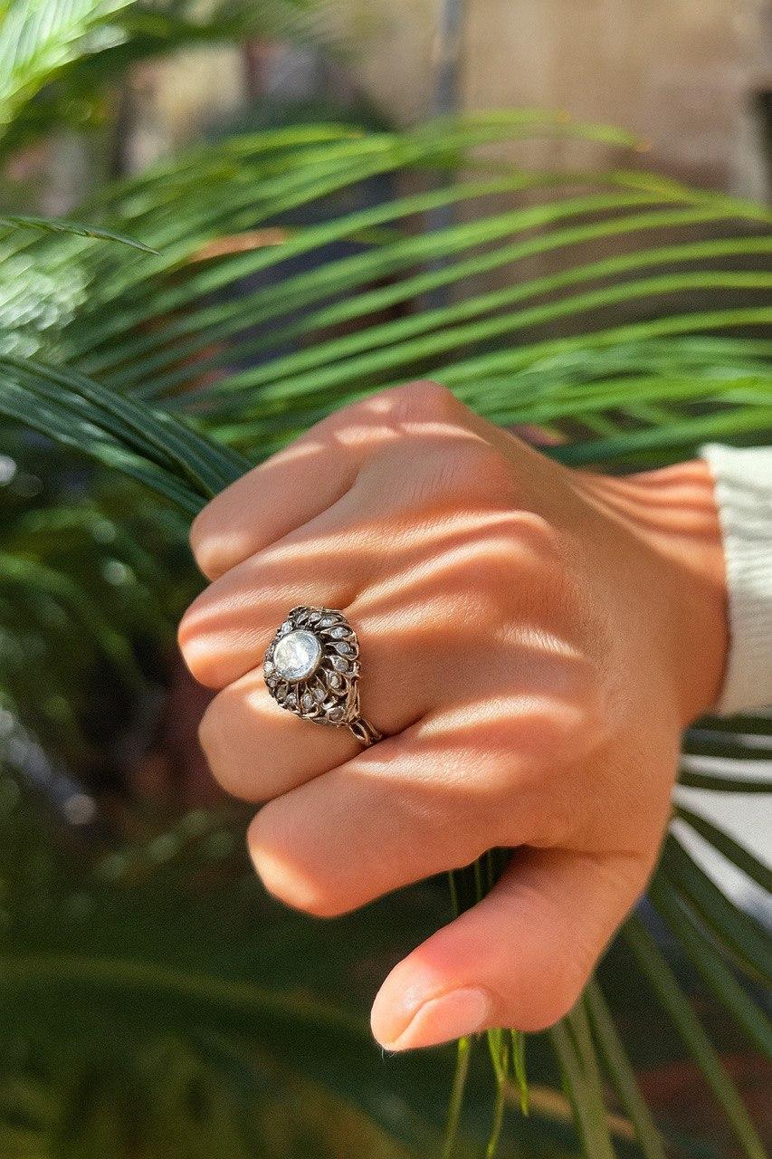 Un vrai trésor vintage 💍✨(1920-1930)
Cette bague ancienne est ornée d'un diamant central taillé en rose, encadré d'un halo ajouré complexe. La délicatesse de l'artisanat et l'élégance intemporelle en font une pièce qui raconte une histoire d'art et