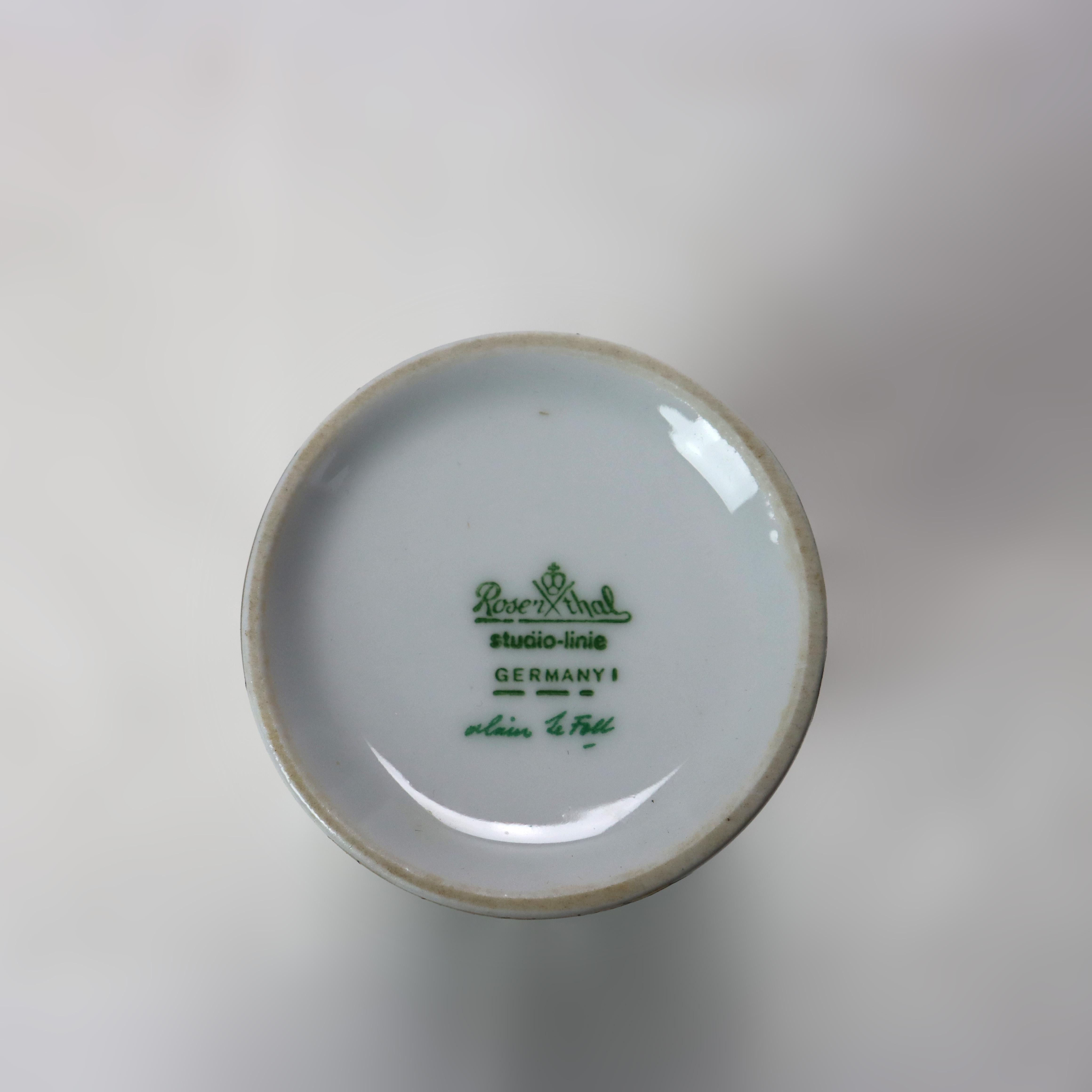 Ancien Vase en Porcelaine Allemande Rosenthal peint à la main et doré Vase en Porcelaine Signé Bon état - En vente à Big Flats, NY