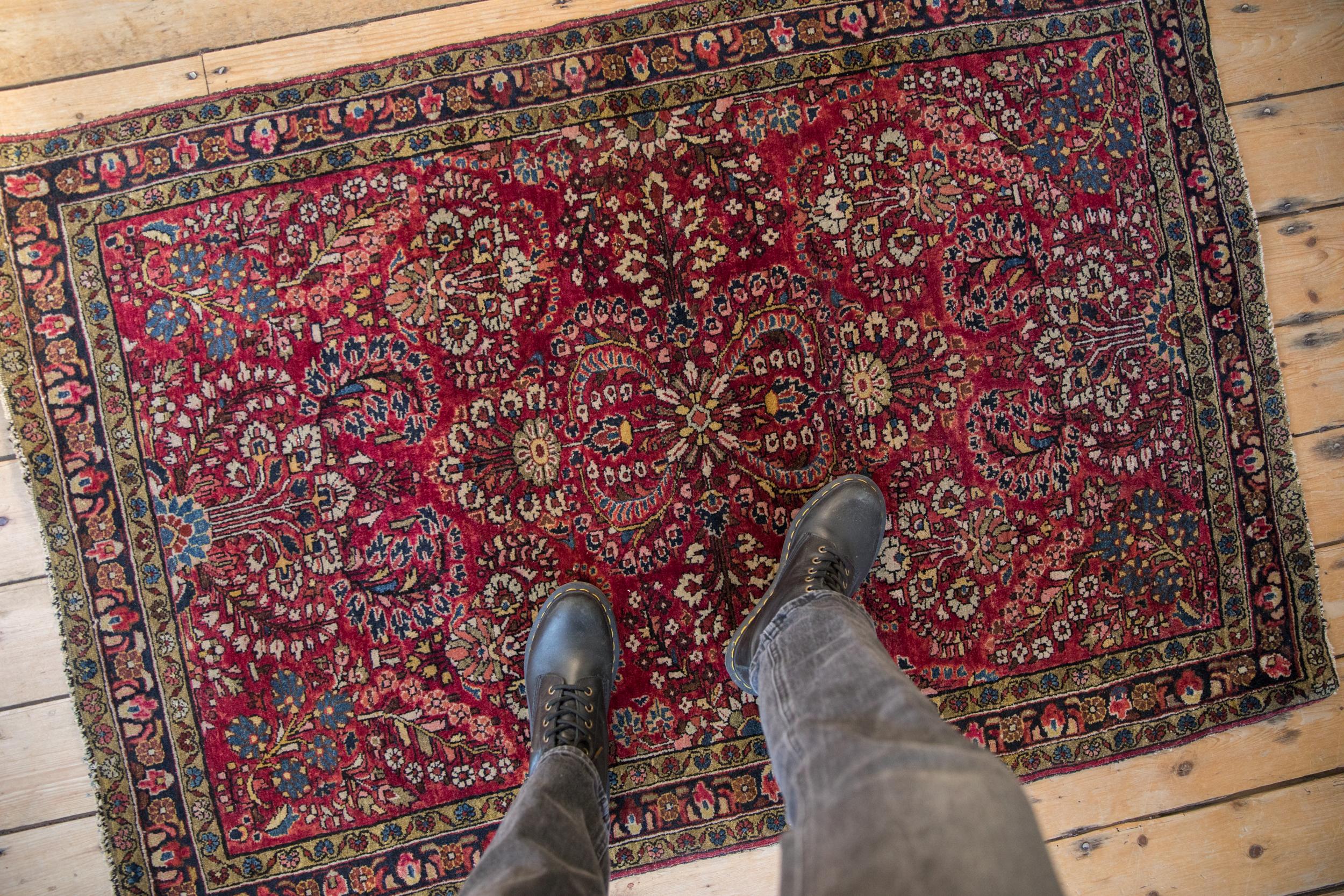 :: Bedecktes Feld in einem angedeuteten Hauptmedaillon auf der Grundlage der Gestaltungsdichte mit einem bedeckten Feld aus Blumengirlanden in kontrastierenden Blüten. Umrahmt von mäandernden inneren und äußeren Nebenrändern. Zu den Farben und