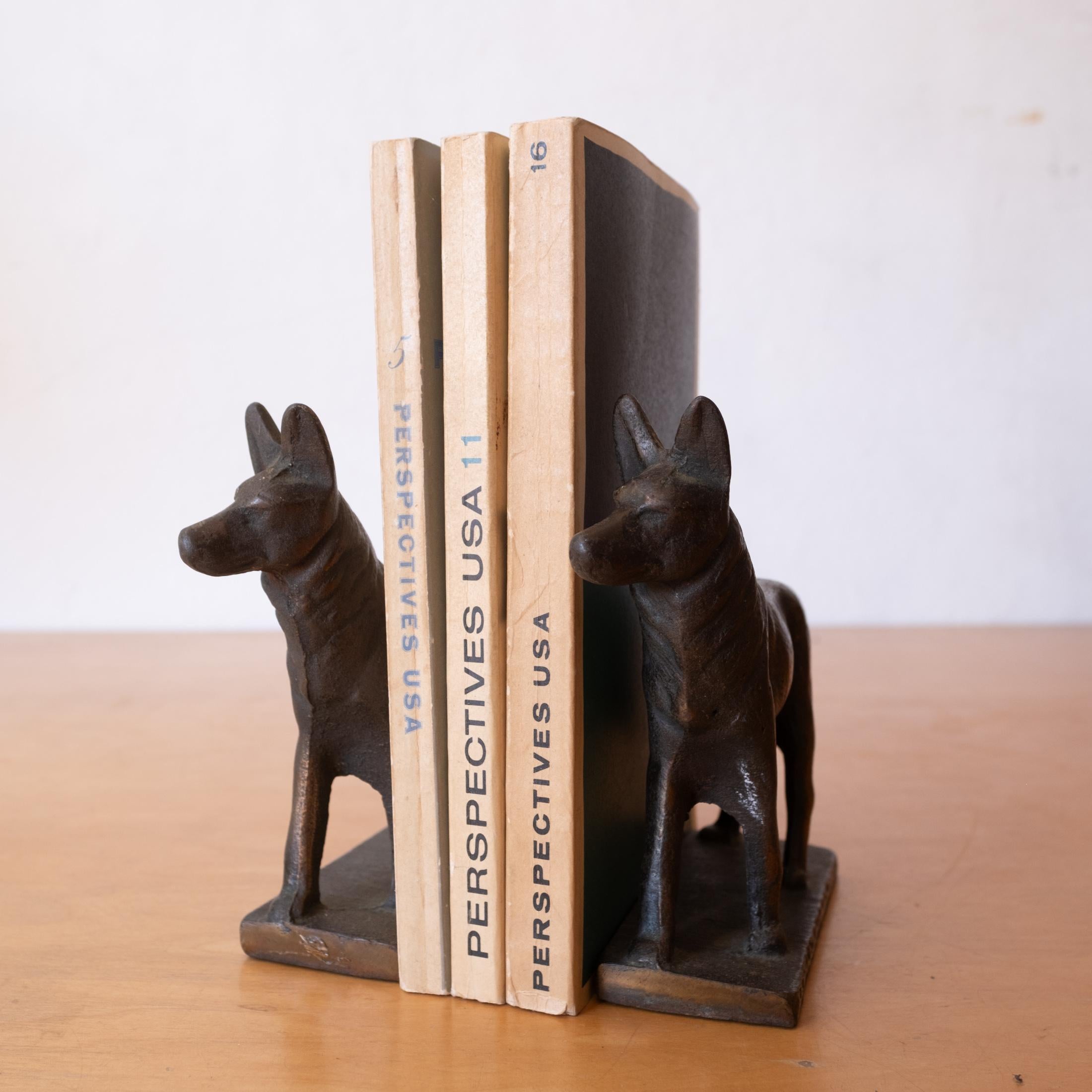 Una coppia di sculture di pastore tedesco in bronzo massiccio come fermalibri o fermaporta. Risalente agli anni '20 o '30. Il feltro originale sul fondo e una bella patina adeguata all'età.