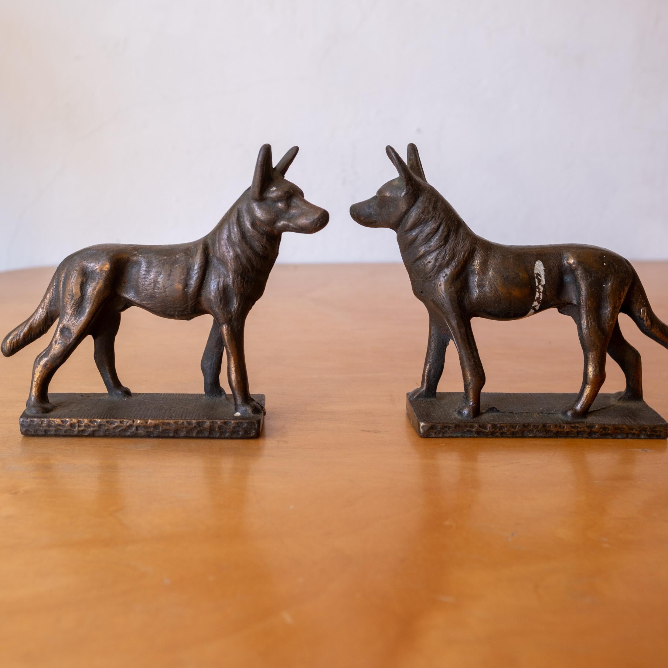 Estetismo Antico fermalibri tedesco Sheppard con sculture in bronzo in vendita