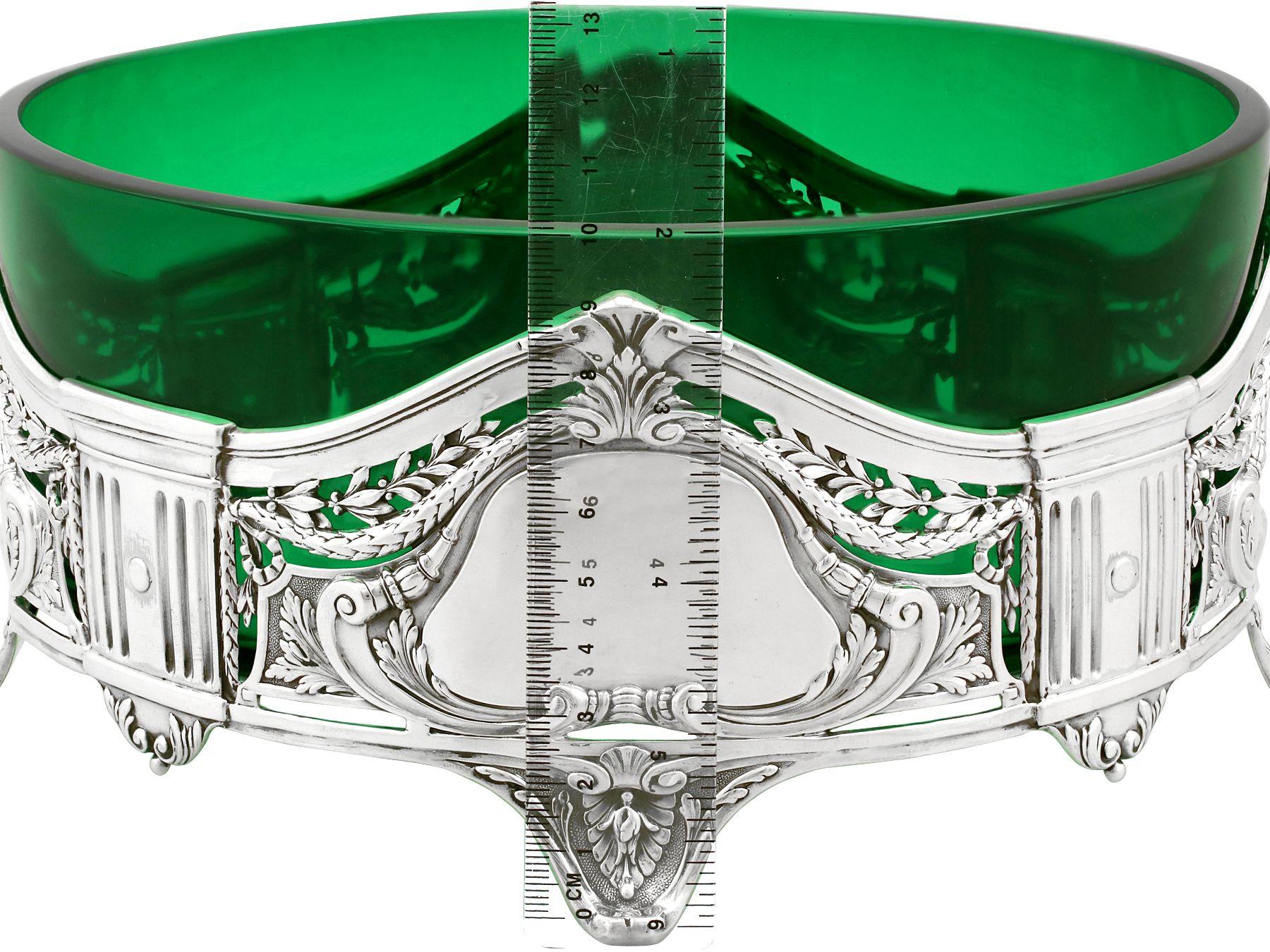 Plats de centre de table anciens en argent et verre vert de style Art Nouveau en vente 3
