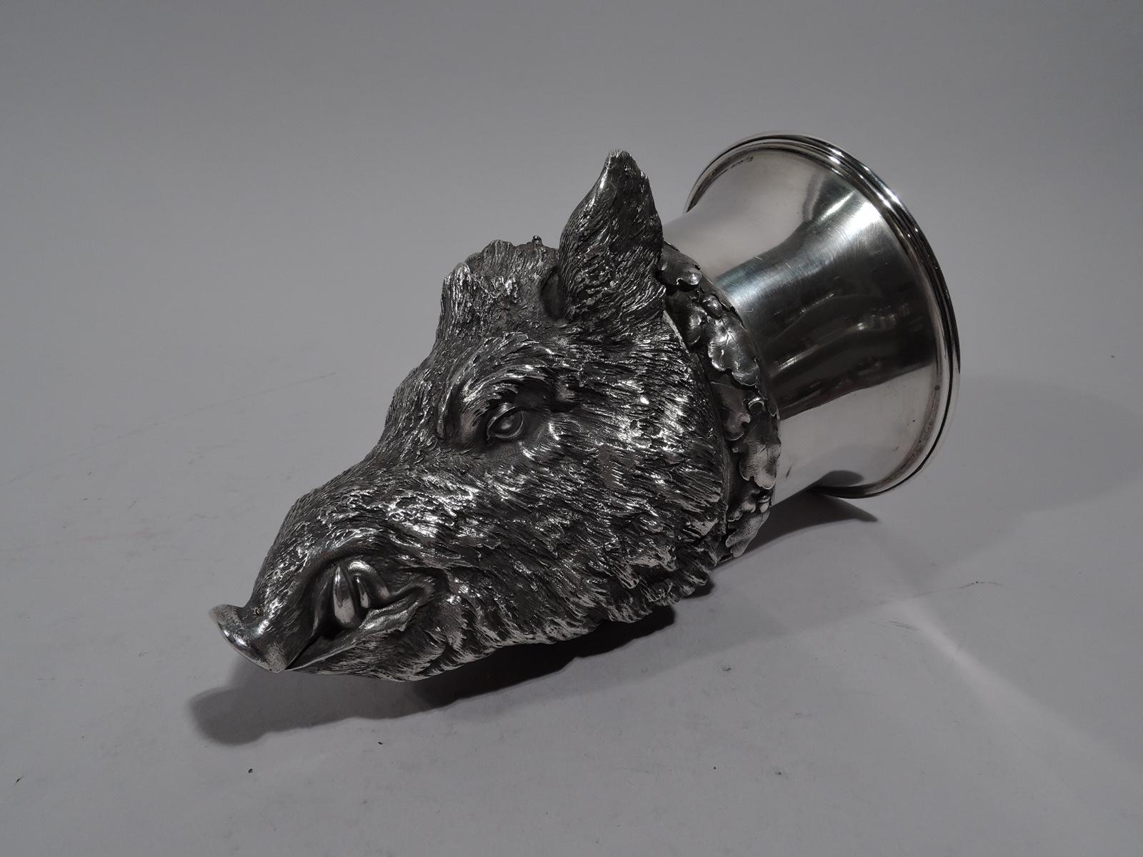 Grand gobelet étrier allemand en argent 800, vers 1910. Bol en forme de tête de sanglier coulée avec une fourrure grossière, des yeux de fouine, des oreilles alertes et d'effrayantes dents de carnivore. Collier à feuilles de chêne et collier ovale