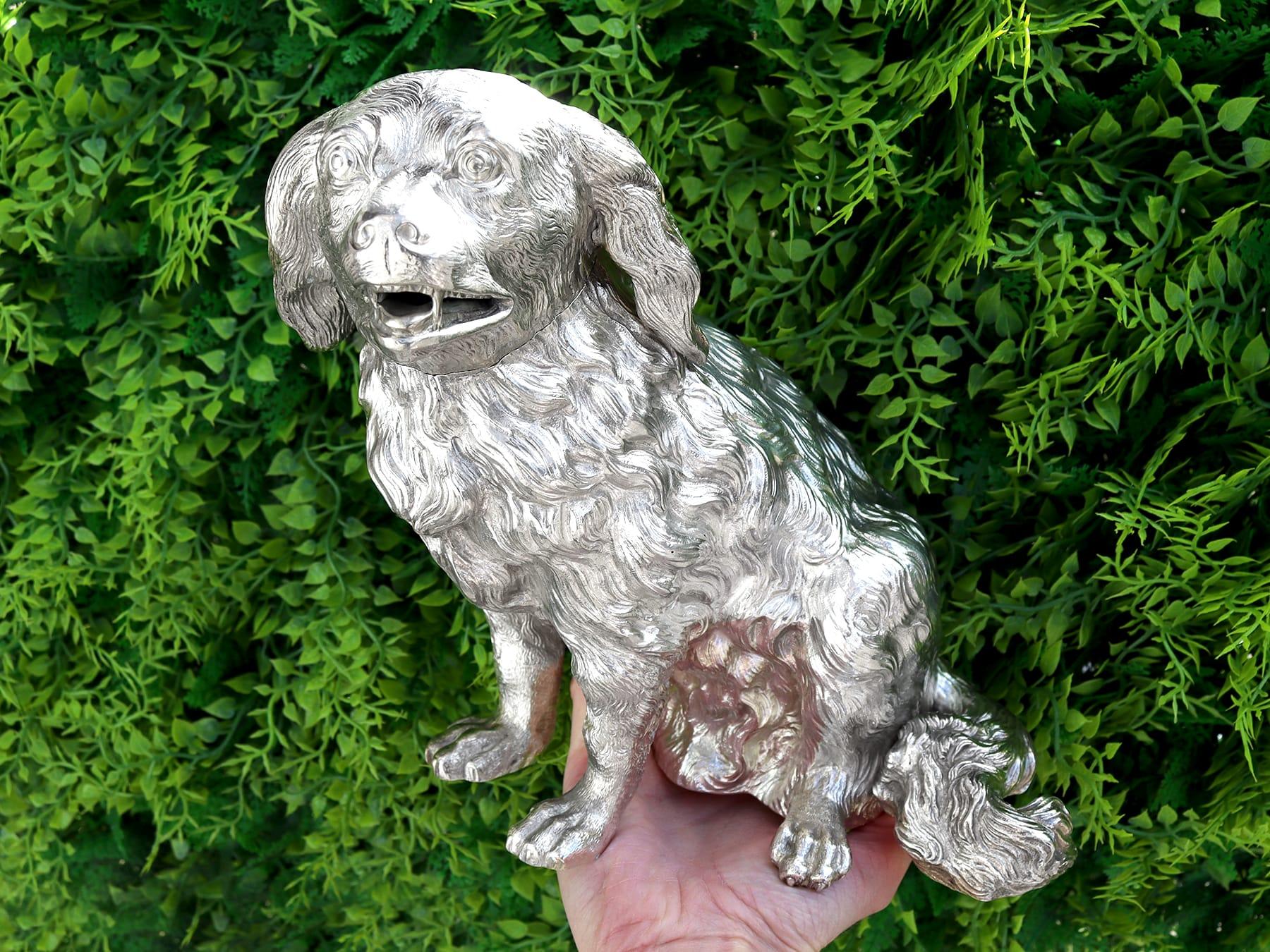 Una magnifica, raffinata e imponente zuccheriera d'argento antica modellata a forma di cane; fa parte della nostra collezione di zuccheriere d'argento con animali.

Questa magnifica, raffinata e imponente zuccheriera antica in argento fuso è stata