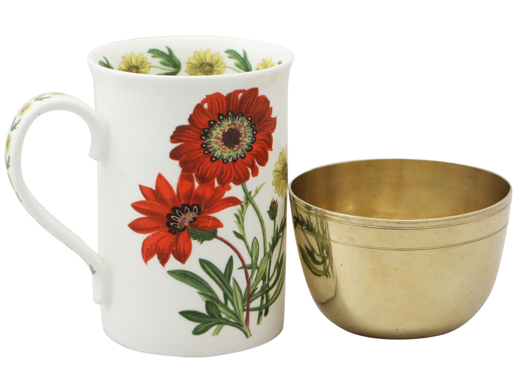 Fino e impresionante vaso de plata dorada alemana del siglo XVII fabricado en Augsburgo; forma parte de nuestra colección de platería continental.

Este vaso de plata antigua tiene una forma circular redondeada.

La superficie de esta taza