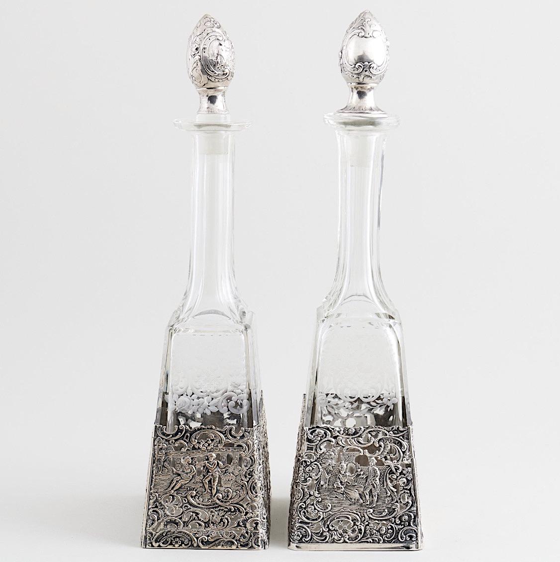 Antiguo decantador alemán de bar de plata sobredorada y cristal grabado Grabado en venta