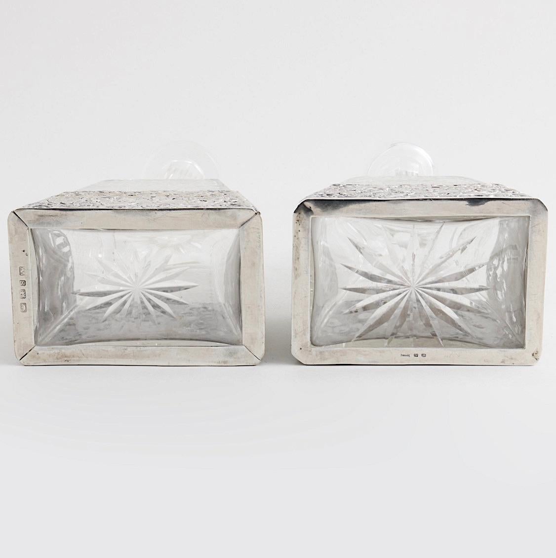 Antiguo decantador alemán de bar de plata sobredorada y cristal grabado siglo XVIII en venta