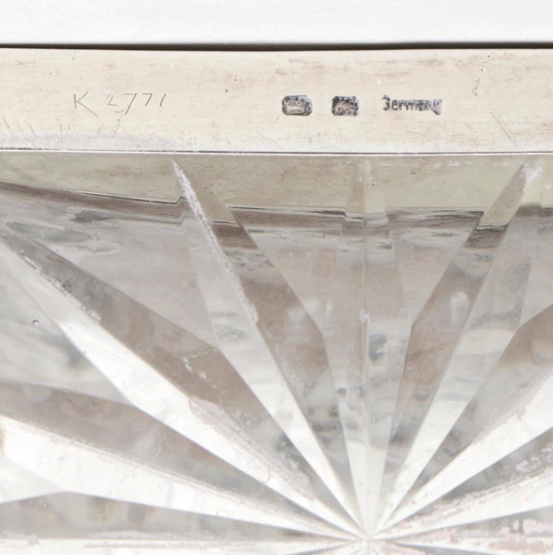 Antiguo decantador alemán de bar de plata sobredorada y cristal grabado Chapado en plata en venta