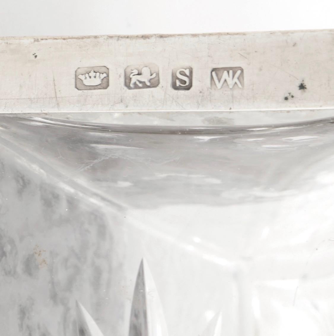 Antiguo decantador alemán de bar de plata sobredorada y cristal grabado en venta 1