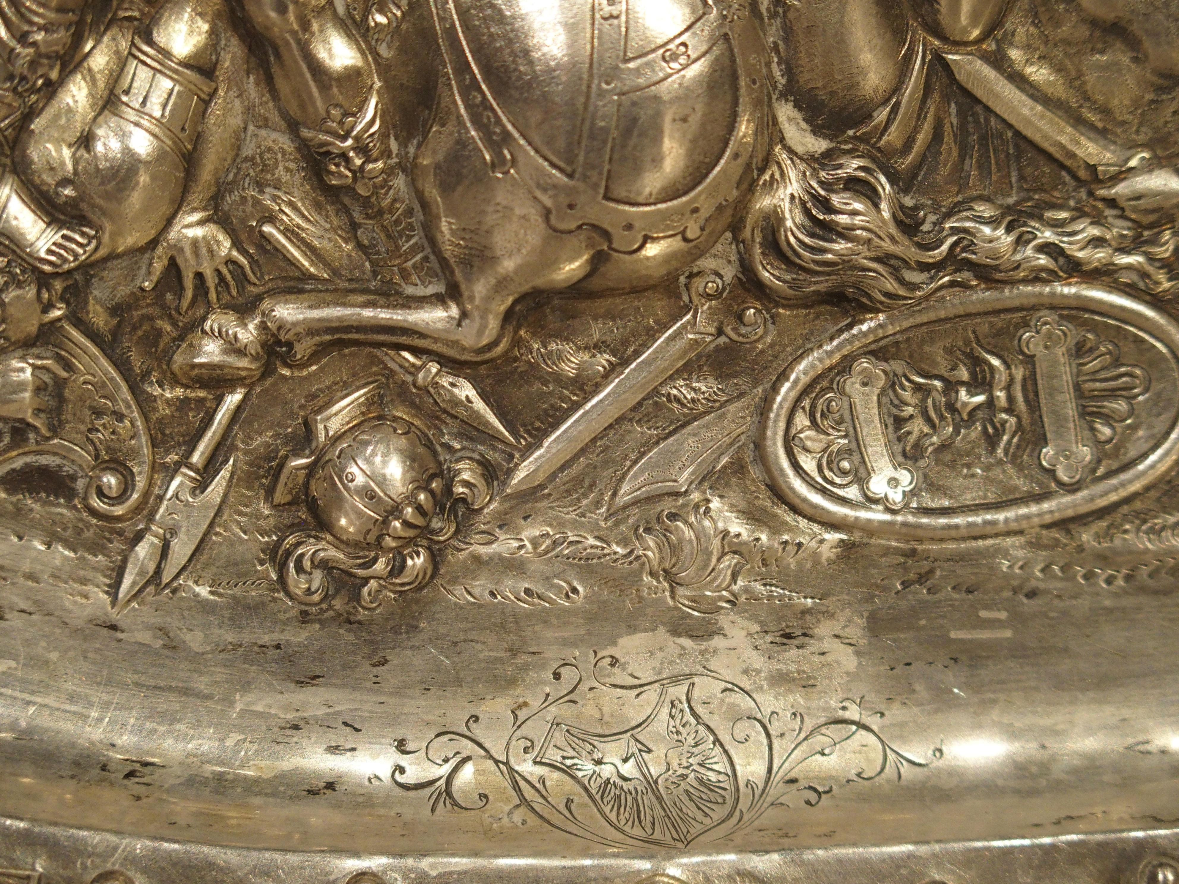Antigua Bandeja Alemana de Plata Repoussé con Escena de Batalla, Circa 1850 en venta 6