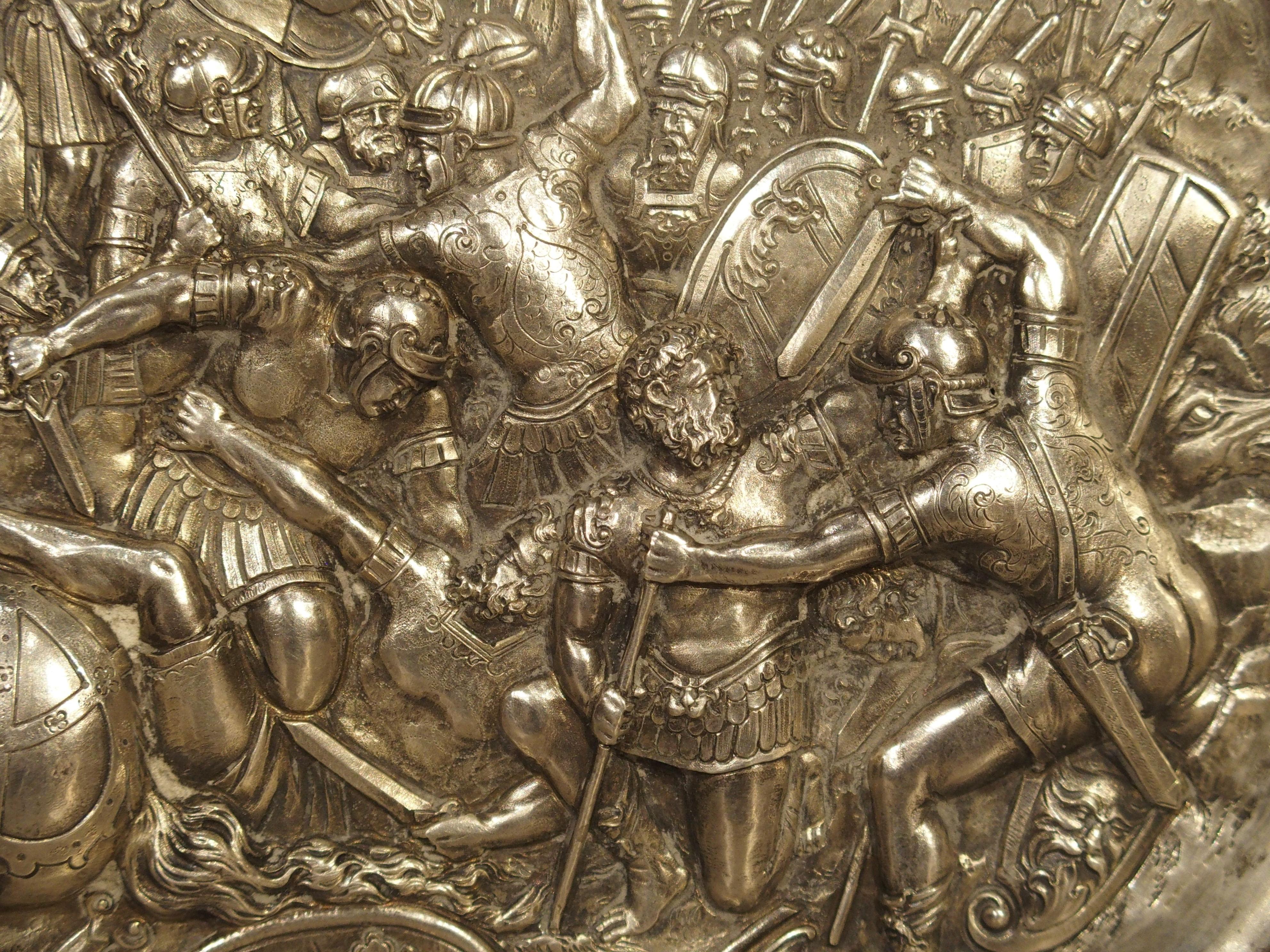 Antigua Bandeja Alemana de Plata Repoussé con Escena de Batalla, Circa 1850 en venta 9