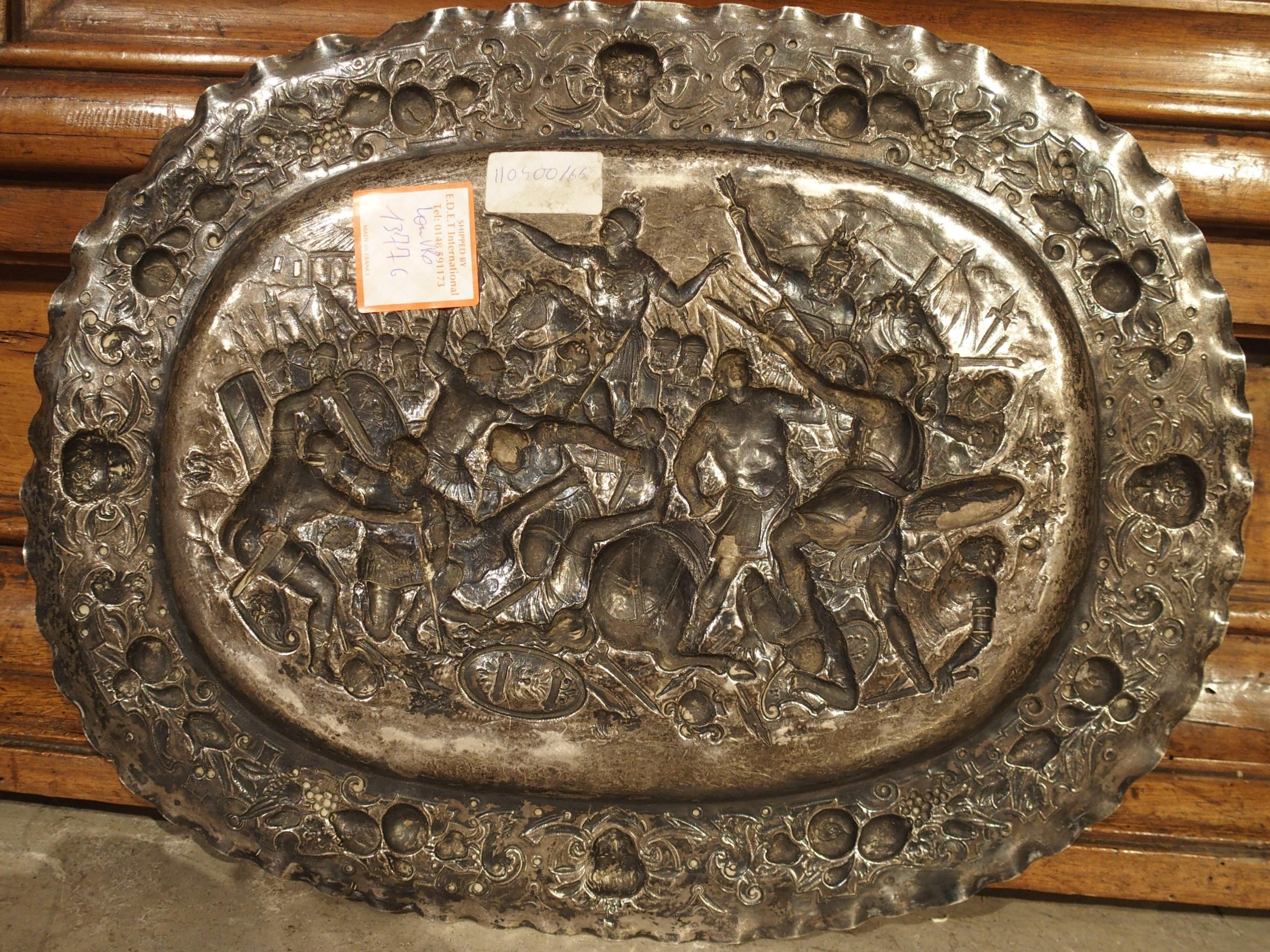 Antigua Bandeja Alemana de Plata Repoussé con Escena de Batalla, Circa 1850 en venta 13