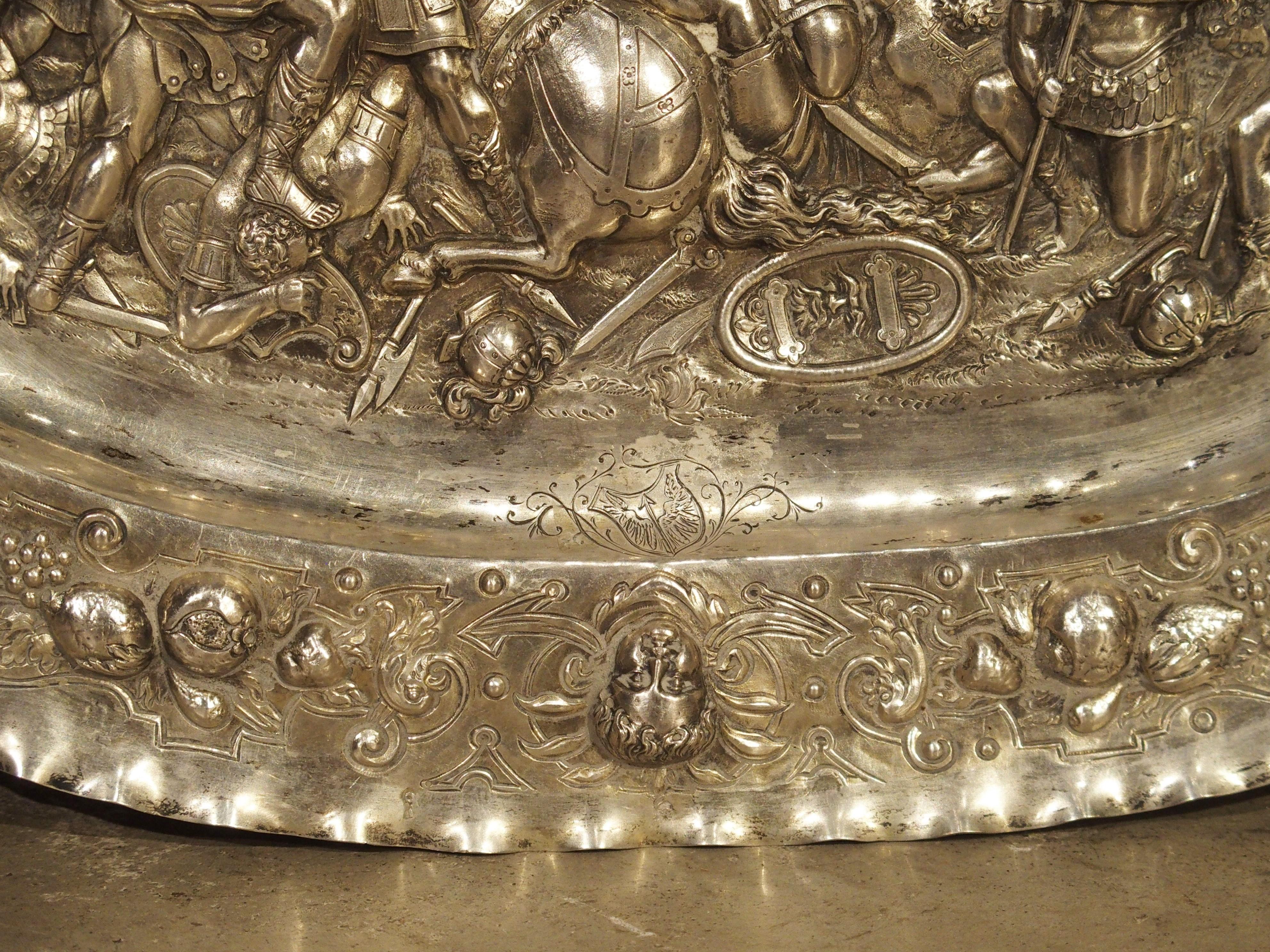 Antigua Bandeja Alemana de Plata Repoussé con Escena de Batalla, Circa 1850 Alemán en venta