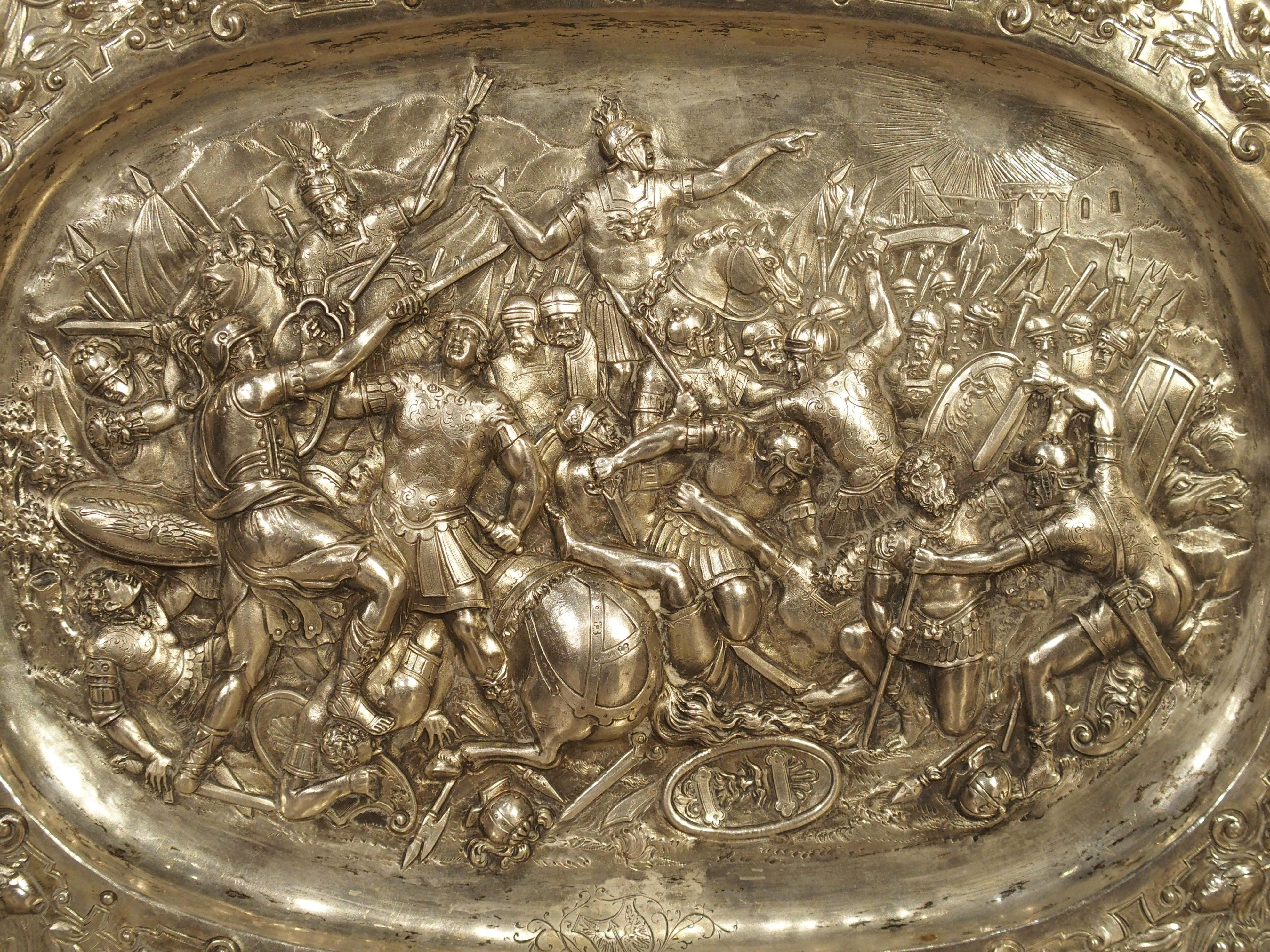 Antigua Bandeja Alemana de Plata Repoussé con Escena de Batalla, Circa 1850 Repujado en venta