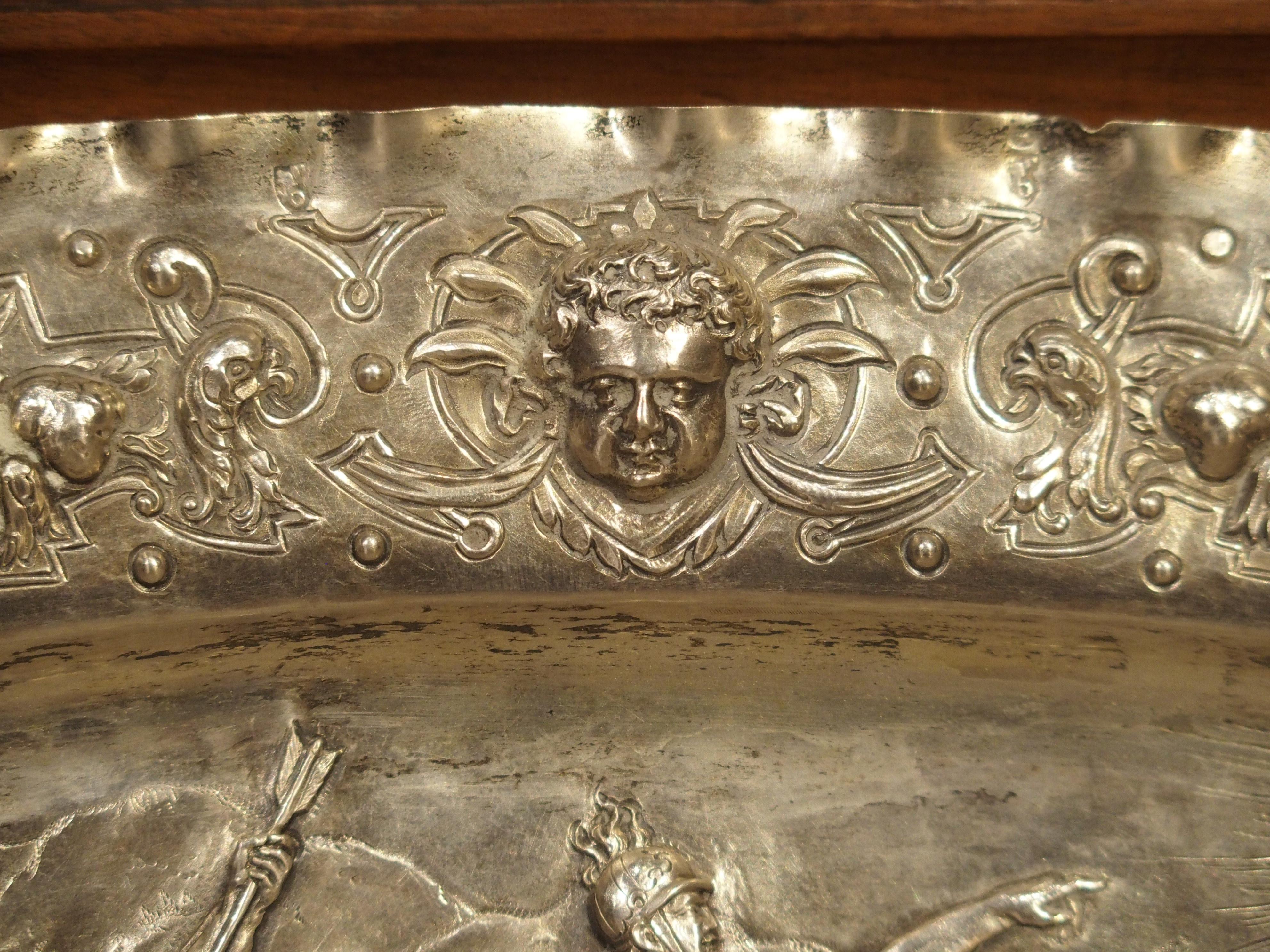 Antigua Bandeja Alemana de Plata Repoussé con Escena de Batalla, Circa 1850 en Bueno estado para la venta en Dallas, TX