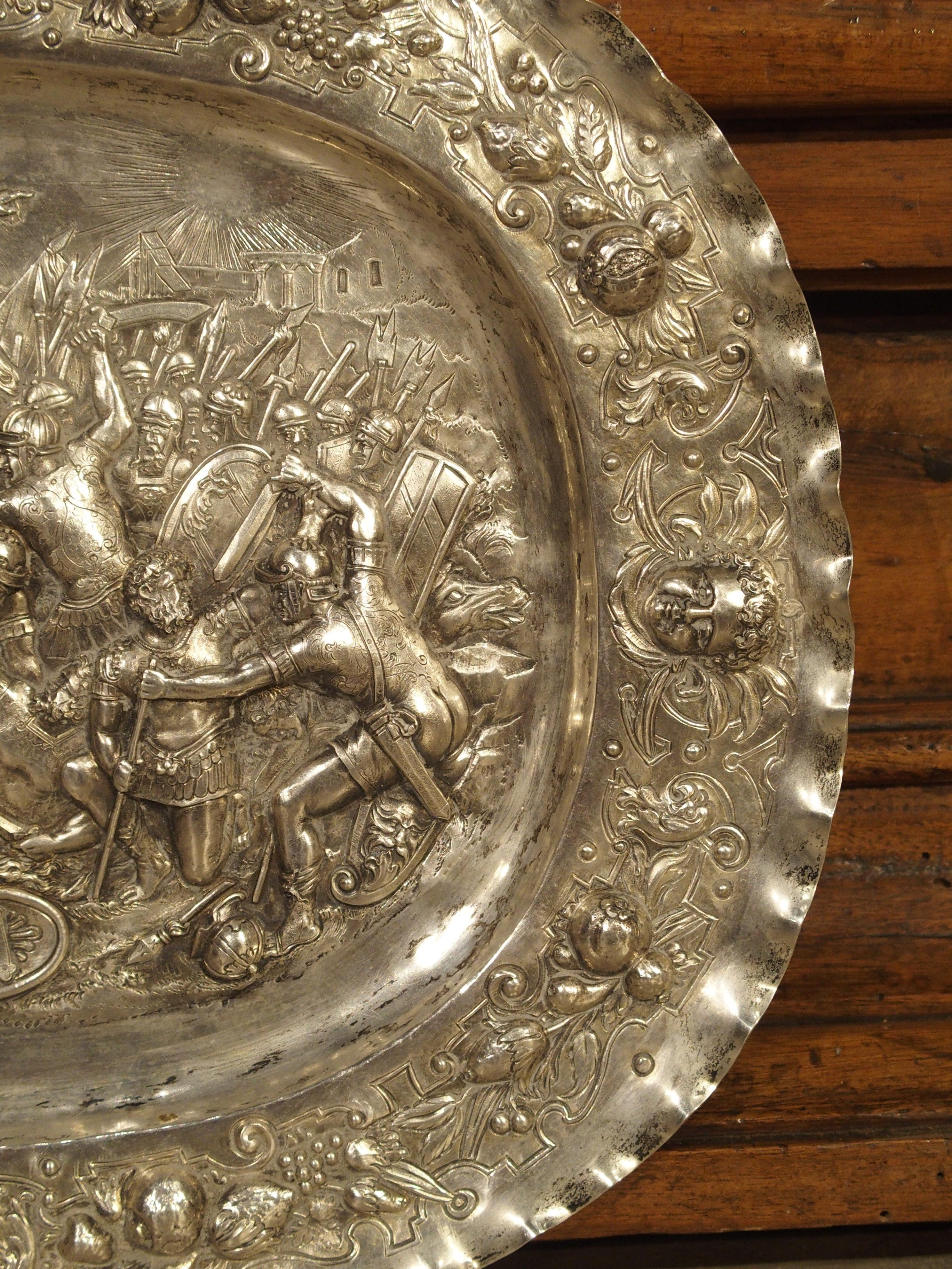 Antigua Bandeja Alemana de Plata Repoussé con Escena de Batalla, Circa 1850 siglo XIX en venta