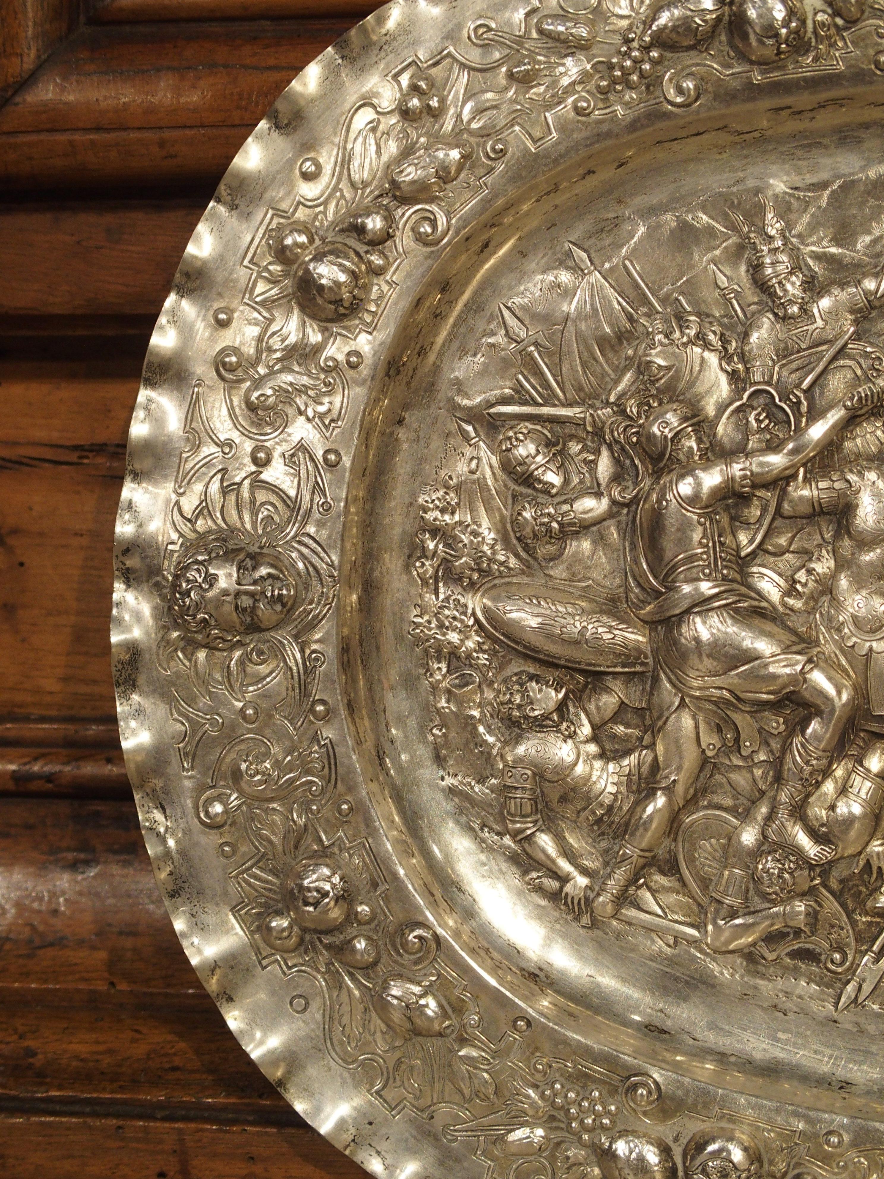 Antigua Bandeja Alemana de Plata Repoussé con Escena de Batalla, Circa 1850 Silver en venta
