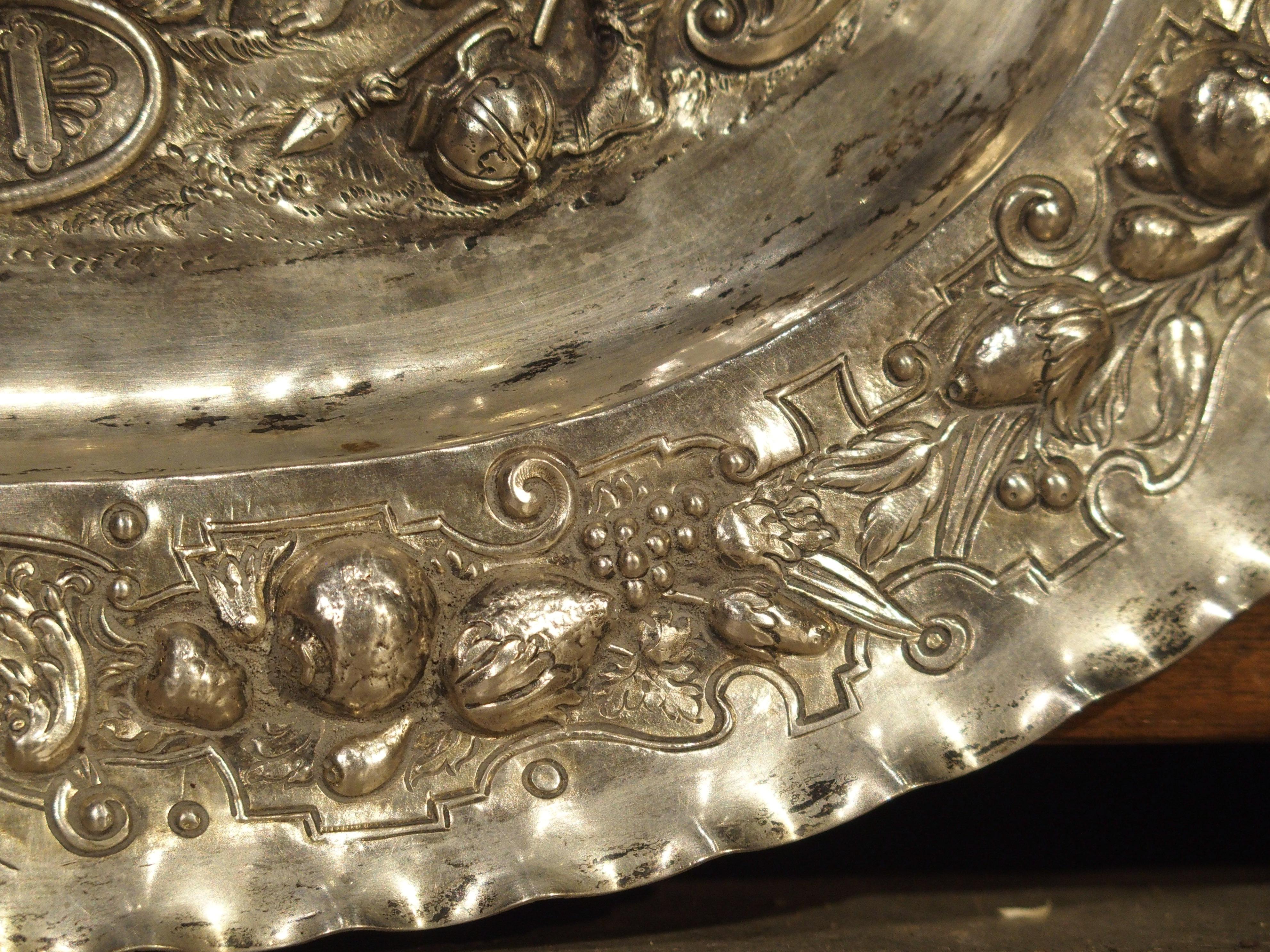 Antigua Bandeja Alemana de Plata Repoussé con Escena de Batalla, Circa 1850 en venta 1
