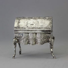 Antigua tabaquera de mesa alemana de plata con decoración figurada repoussé