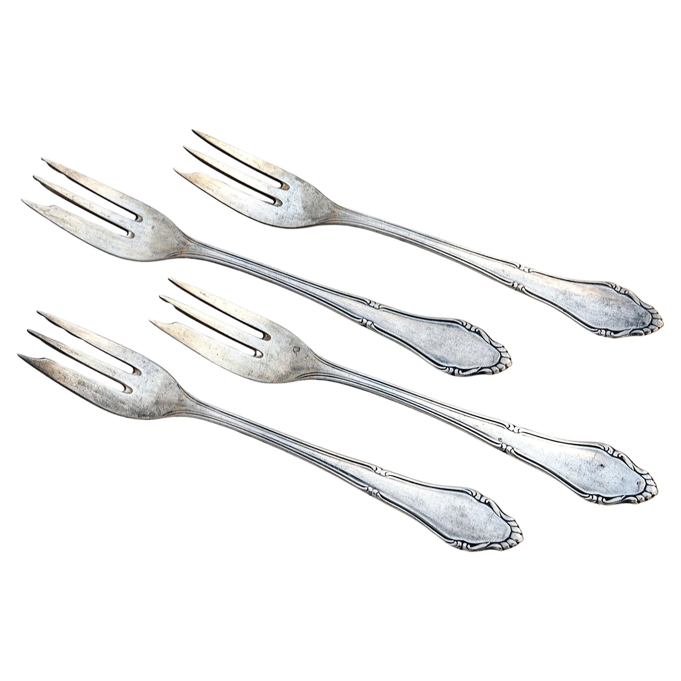 German Silver-plate cake forks with a lovely cake server.
This flatware set is from one of the oldest & finest silverplate manufacturers in Germany. On separate listings, you will find knives, spoons both large & small & serving pieces as well.
