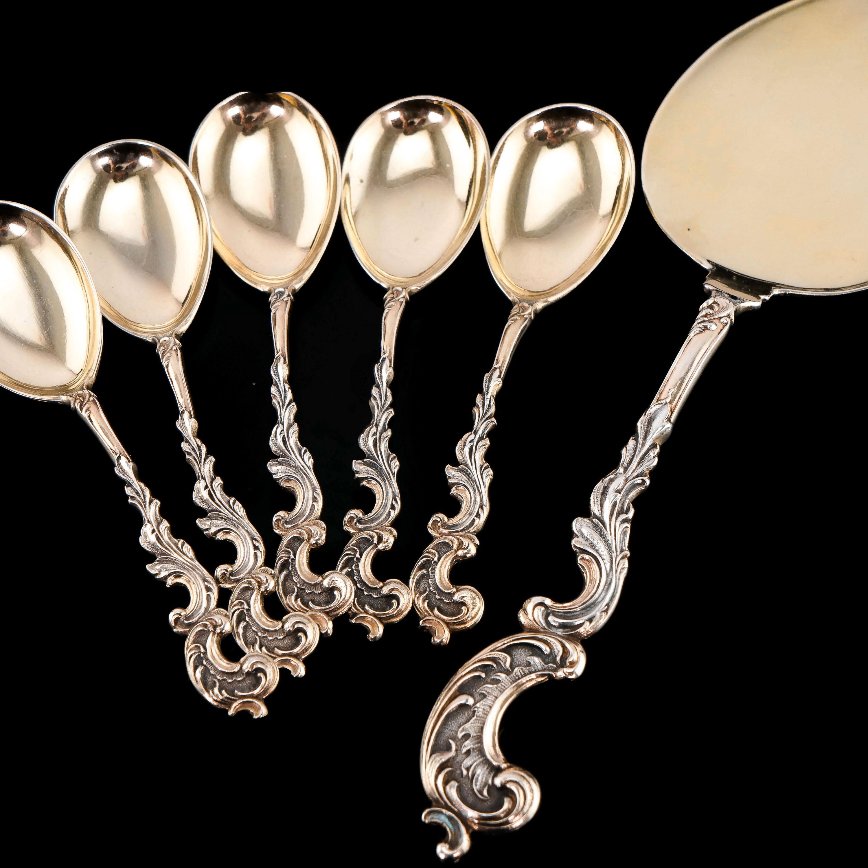We are delighted to offer this beautiful set of solid silver gilt German ice cream server/spoons made c.1900.
 
The set is ornamented in Rococo style with wonderful fluid and ornate decorative motifs of acanthus leaves, scrolls and swirls. 
 
The