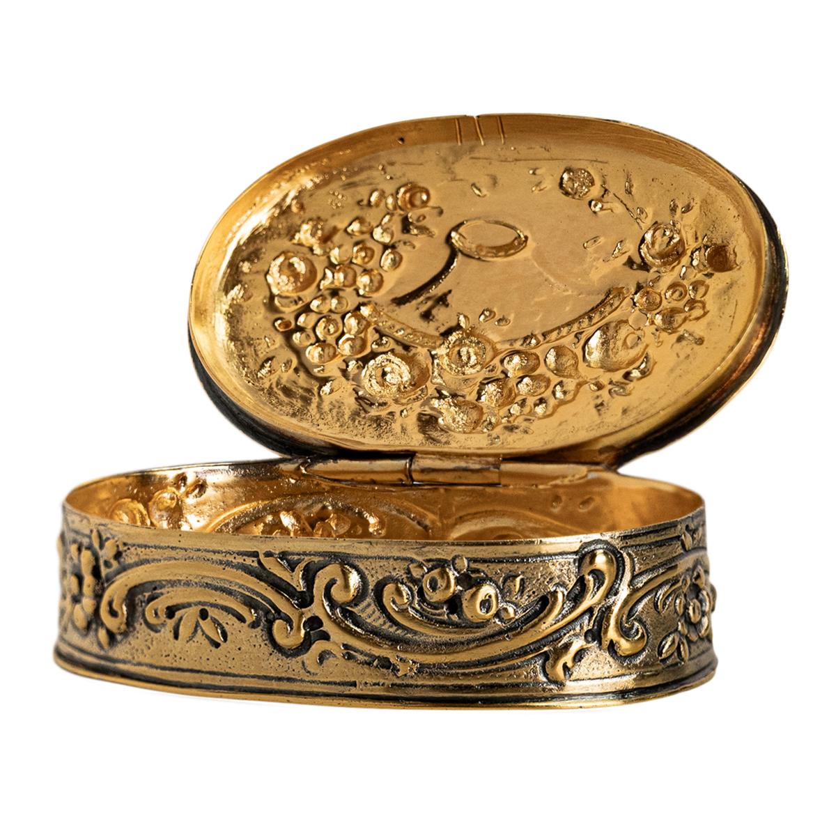 Antiguo estuche de rapé alemán de plata dorada con grabado floral 1880 en venta 3