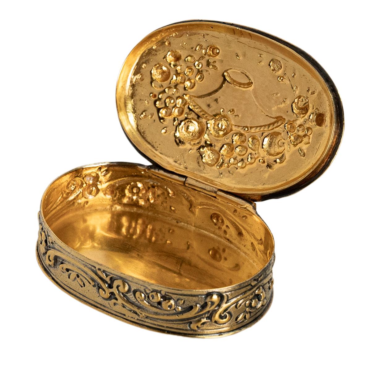 Antiguo estuche de rapé alemán de plata dorada con grabado floral 1880 en venta 4