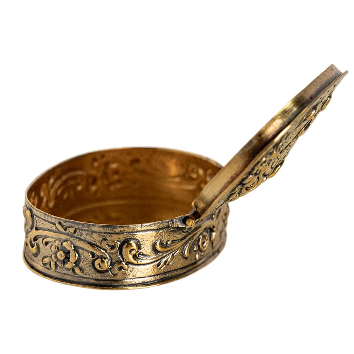 Antiguo estuche de rapé alemán de plata dorada con grabado floral 1880 en venta 6
