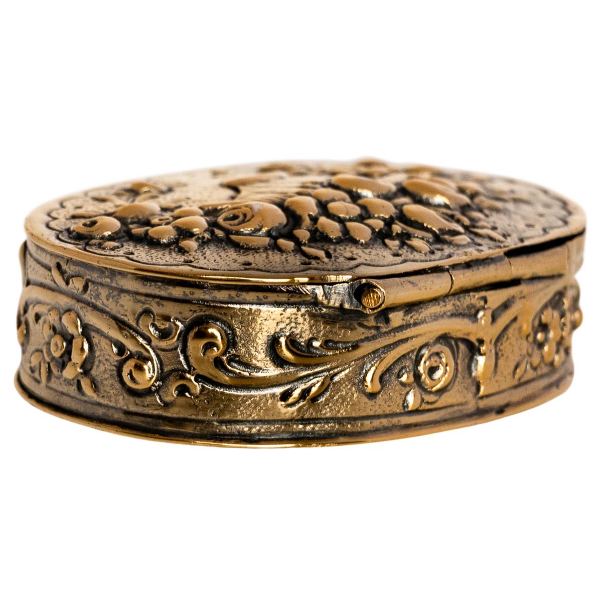 Antiguo estuche de rapé alemán de plata dorada con grabado floral 1880 Renacimiento rococó en venta