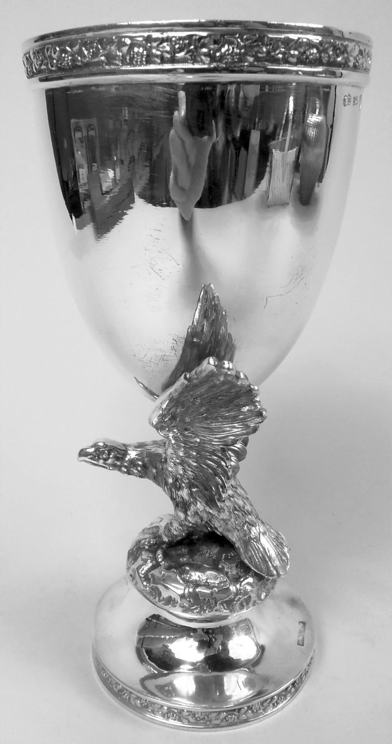 Copa alemana de plata de ley, hacia 1910. Cuenco ovoide y pie abovedado. Soporte en forma de águila fundida con las alas levantadas. El águila era un símbolo del poder teutónico desde la Edad Media. Esta pieza data del Segundo Reich, que terminó en
