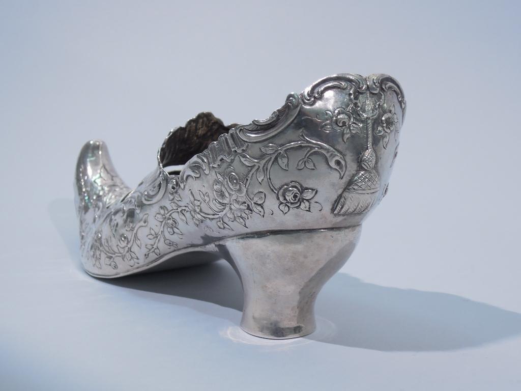 Allemand Antique chaussure de dame allemande en argent sterling avec bout en orfèvre en vente