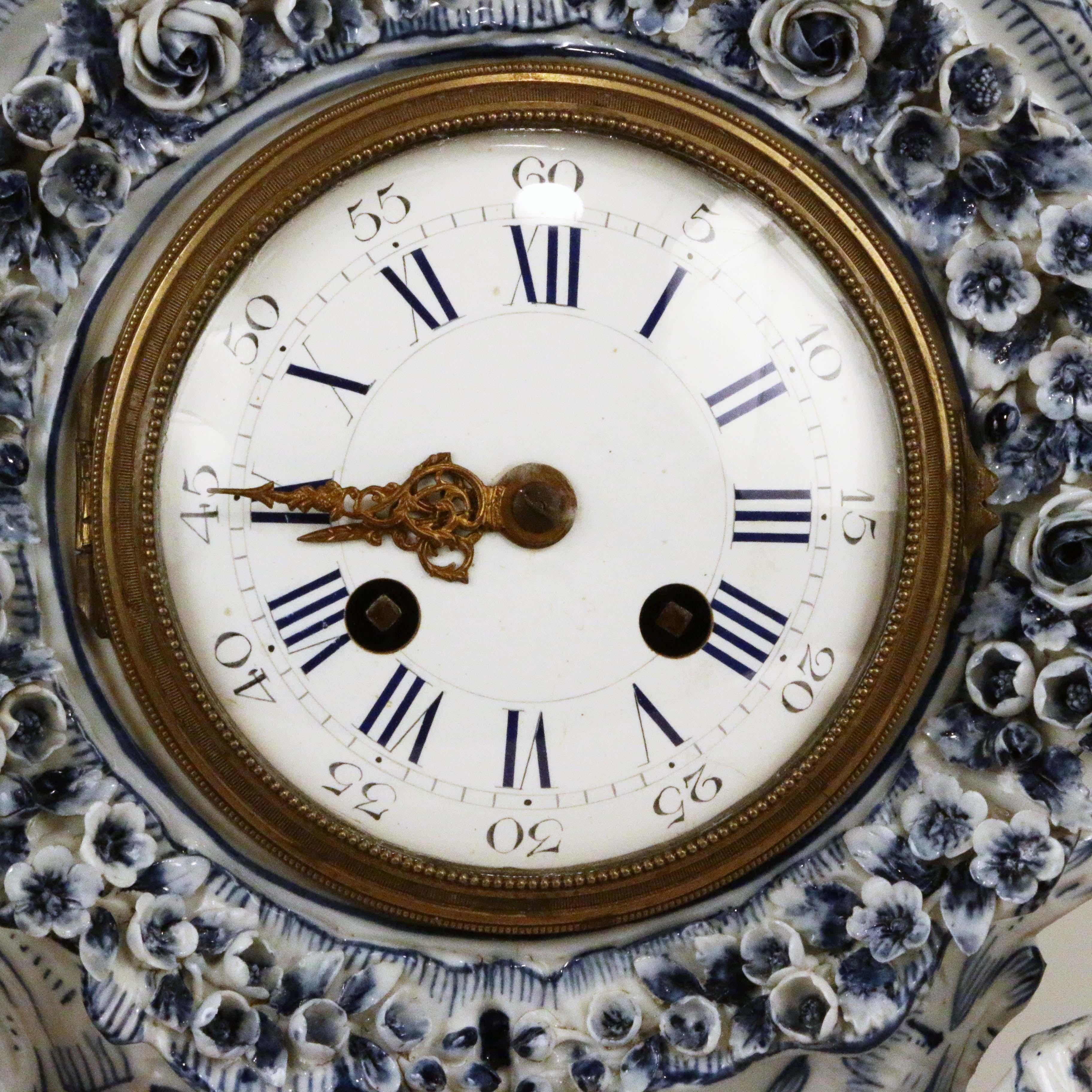 Garniture d'horloge allemande ancienne à trois pièces en porcelaine en vente 2