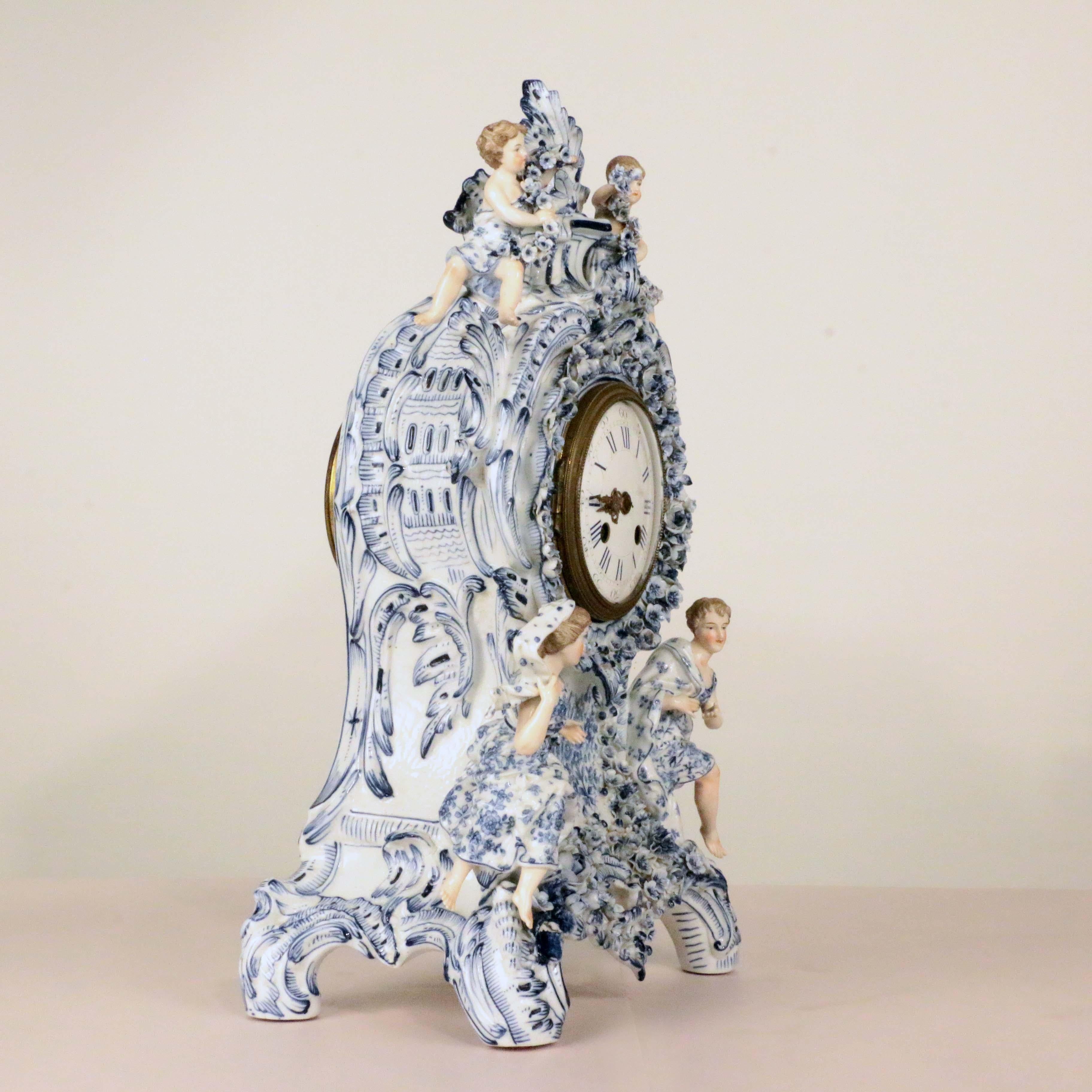 Allemand Garniture d'horloge allemande ancienne à trois pièces en porcelaine en vente