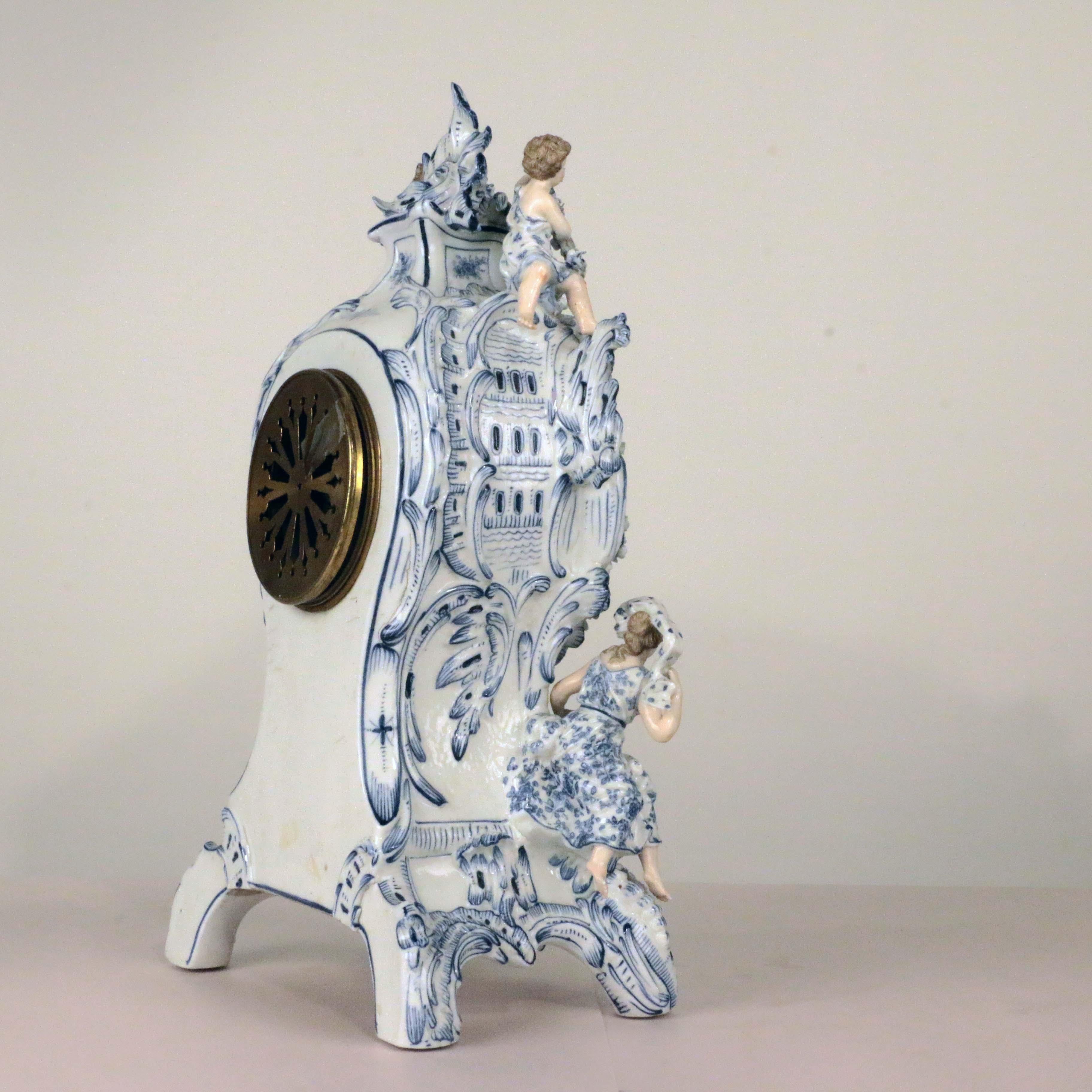 Moulé Garniture d'horloge allemande ancienne à trois pièces en porcelaine en vente