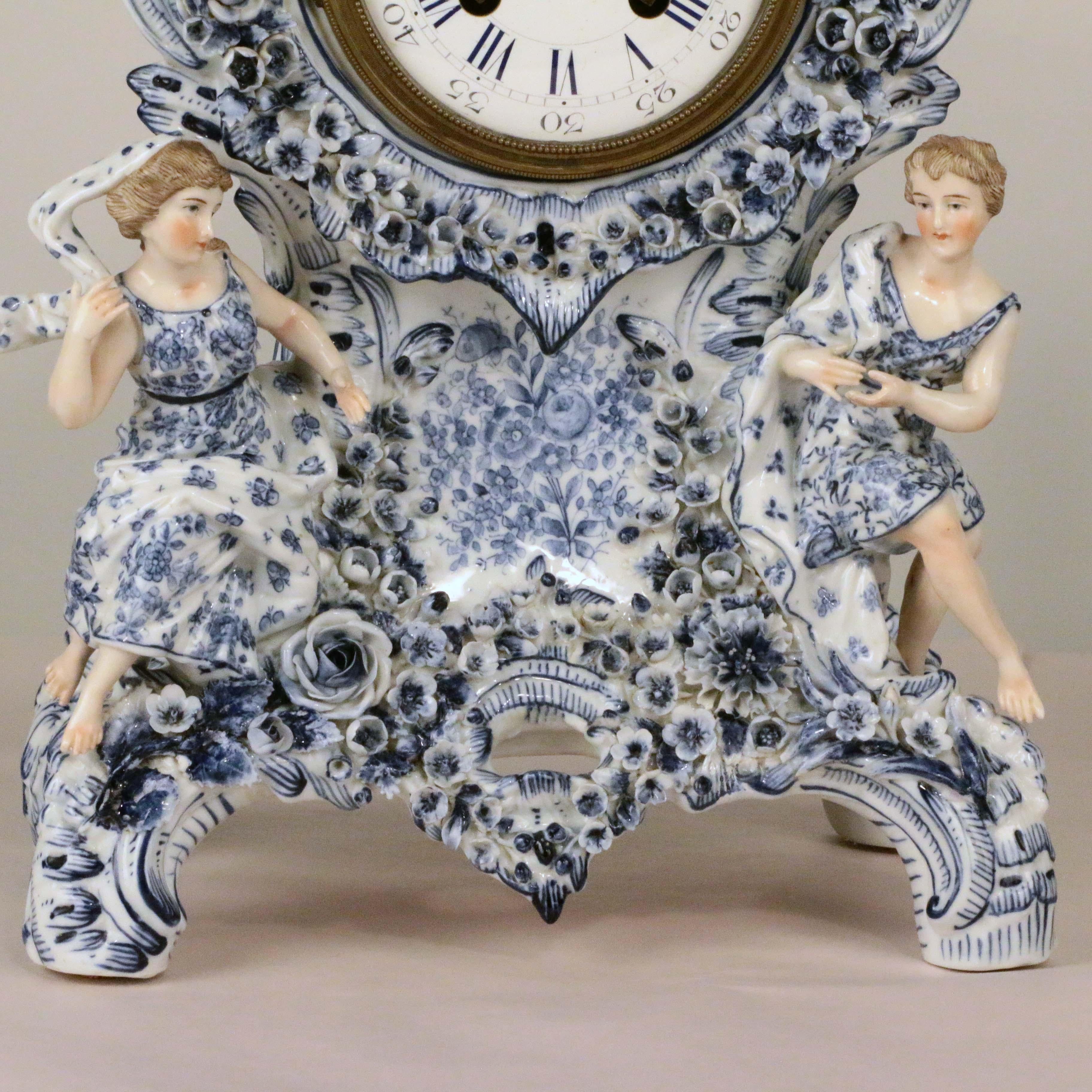 Porcelaine Garniture d'horloge allemande ancienne à trois pièces en porcelaine en vente