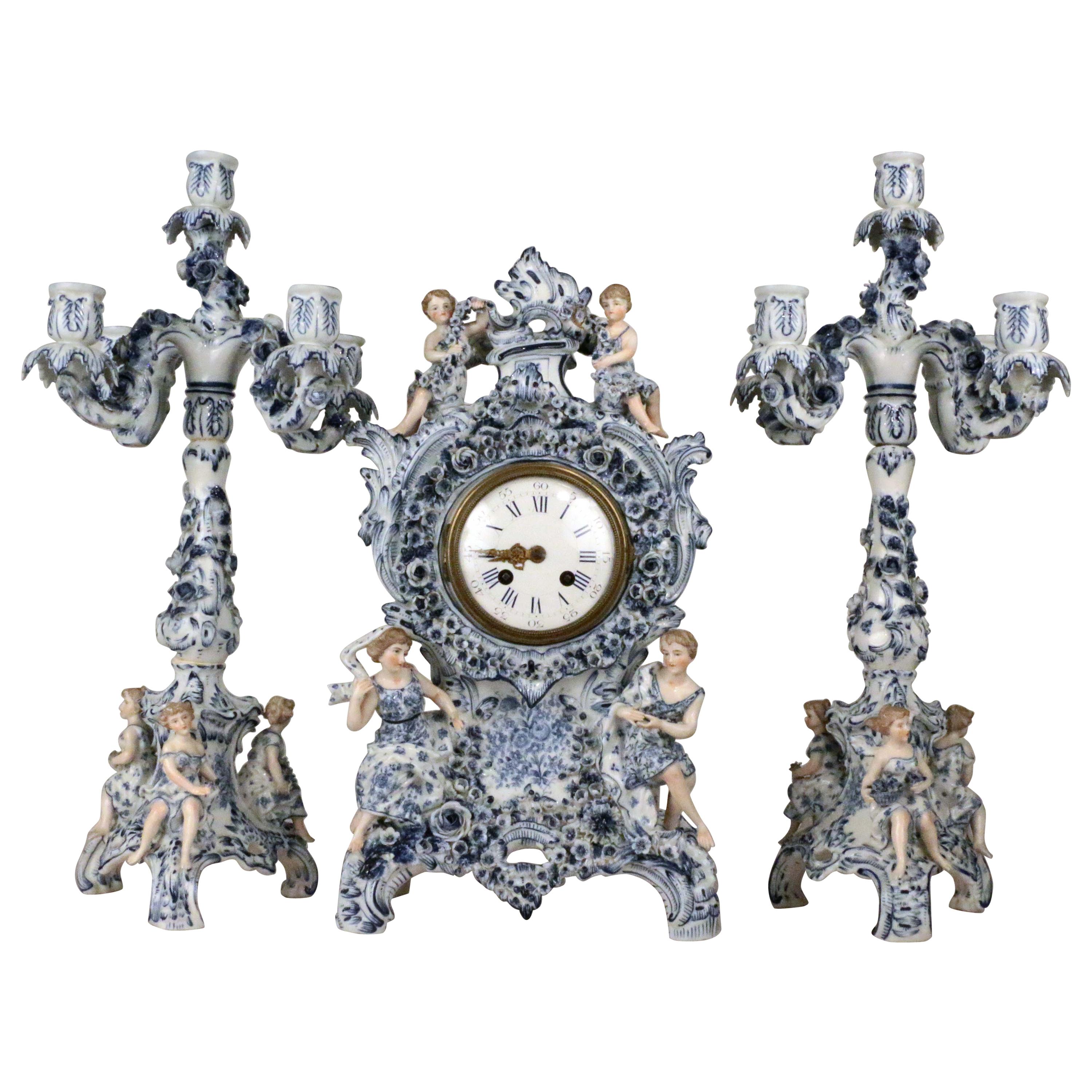 Garniture d'horloge allemande ancienne à trois pièces en porcelaine en vente