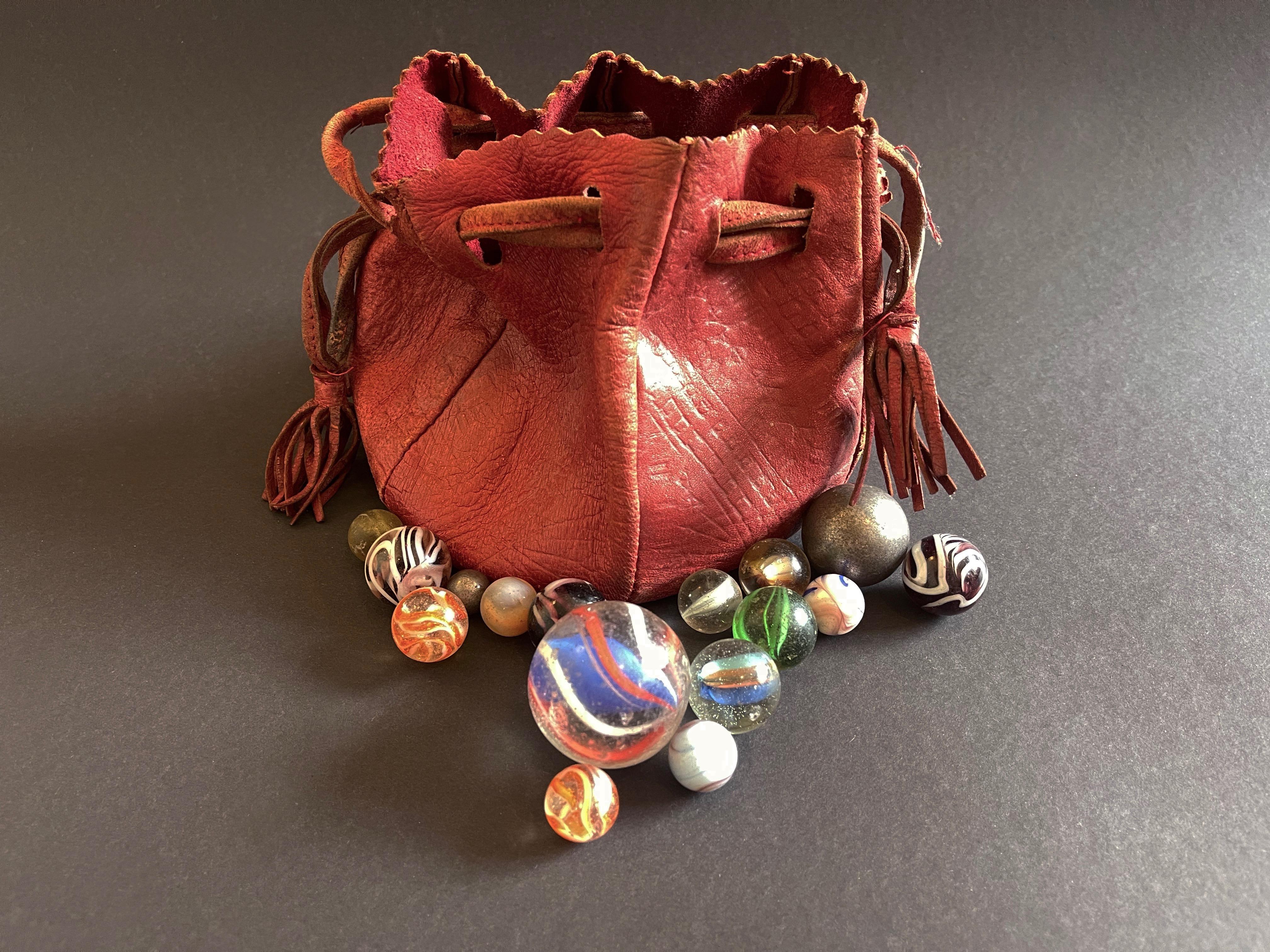 Antico set di biglie di vetro giocattolo tedesco degli anni 1910-1920, con custodia originale in pelle in vendita 2