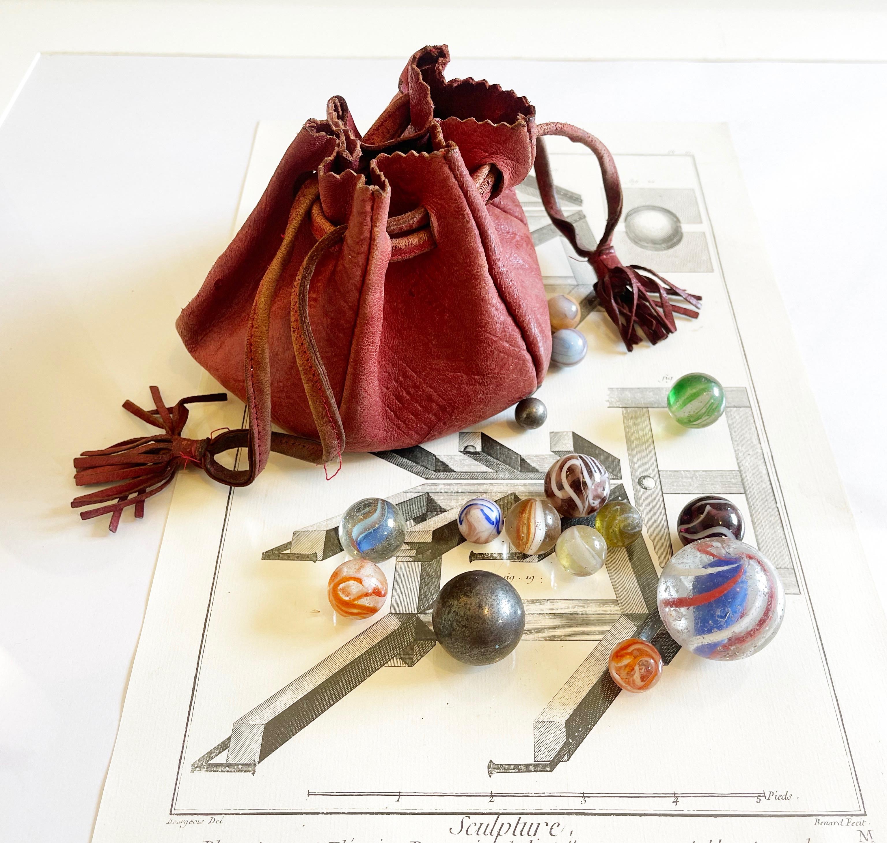 Set di biglie in vetro di Lauscha dell'inizio del XX secolo, con custodia originale in vera pelle lavorata a mano.
Un vero classico tedesco, esportato in tutto il mondo, anche negli Stati Uniti.
L'invenzione delle forbici per marmo a Lauscha da