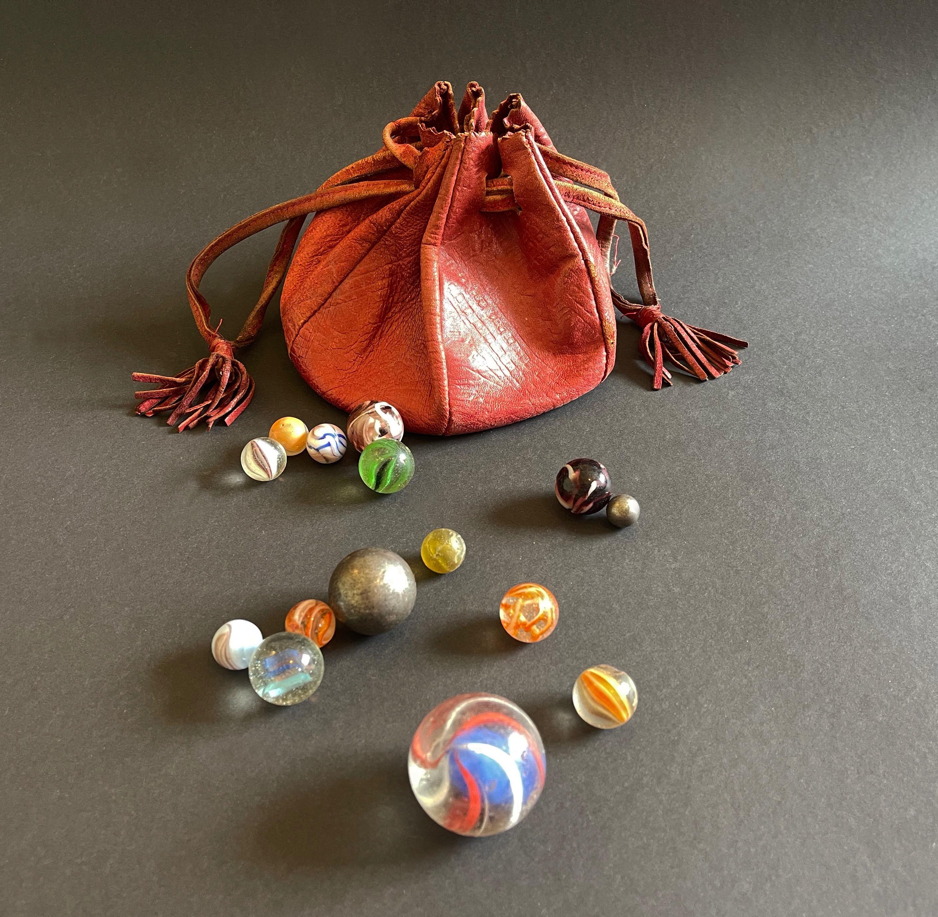 Giapponese Antico set di biglie di vetro giocattolo tedesco degli anni 1910-1920, con custodia originale in pelle in vendita