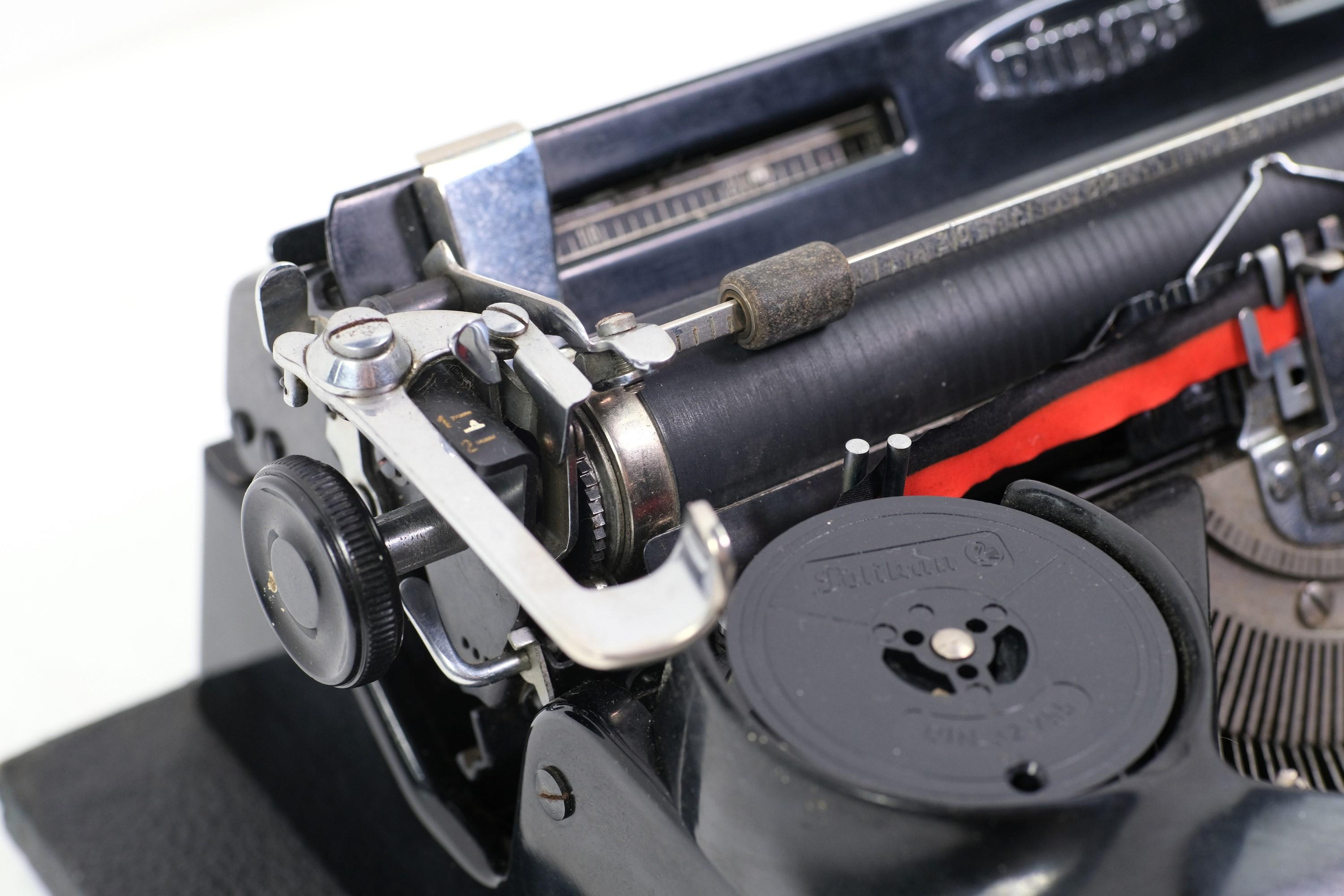 Antique German Triumph Perfekt Black Typewriter Leather Case In Good Condition In New York, NY