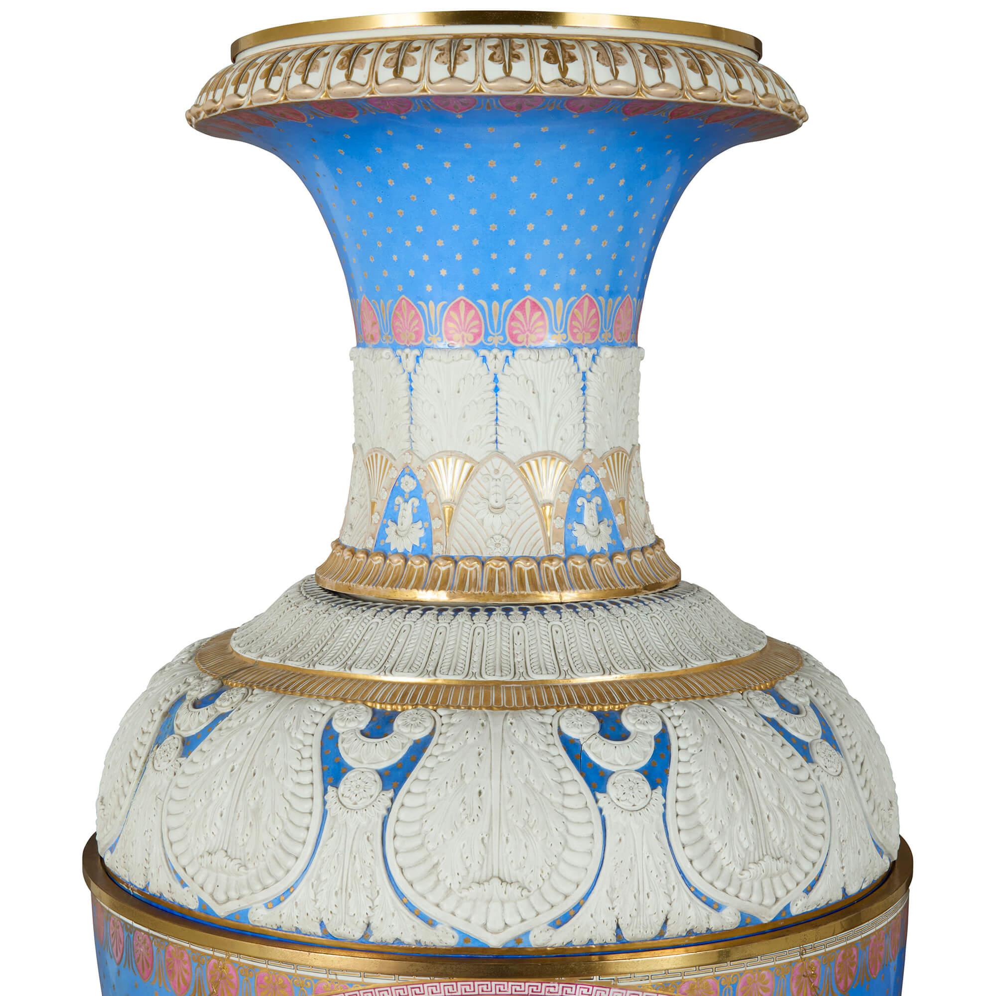 Antico vaso tedesco molto grande in porcellana dipinta in oro blu KPM Porcelain
Tedesco, 1840 ca.
Altezza 170 cm, diametro 65 cm

Questo notevole vaso di porcellana di grandi dimensioni è stato creato dalla rinomata Königliche Porzellan-Manufaktur